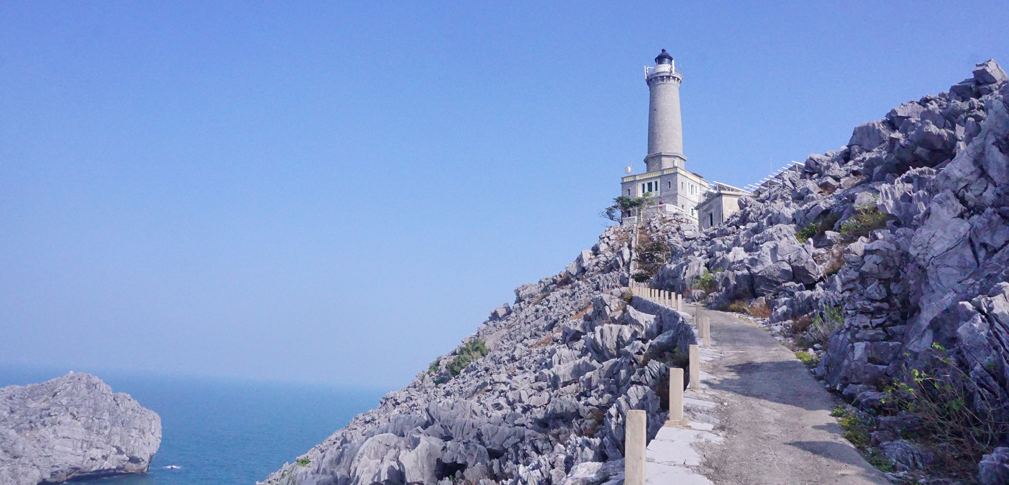 Giữ sáng “mắt thần” nơi đảo đá Long Châu- Ảnh 1. Giữ sáng “mắt thần” nơi đảo đá Long Châu- Ảnh 1.