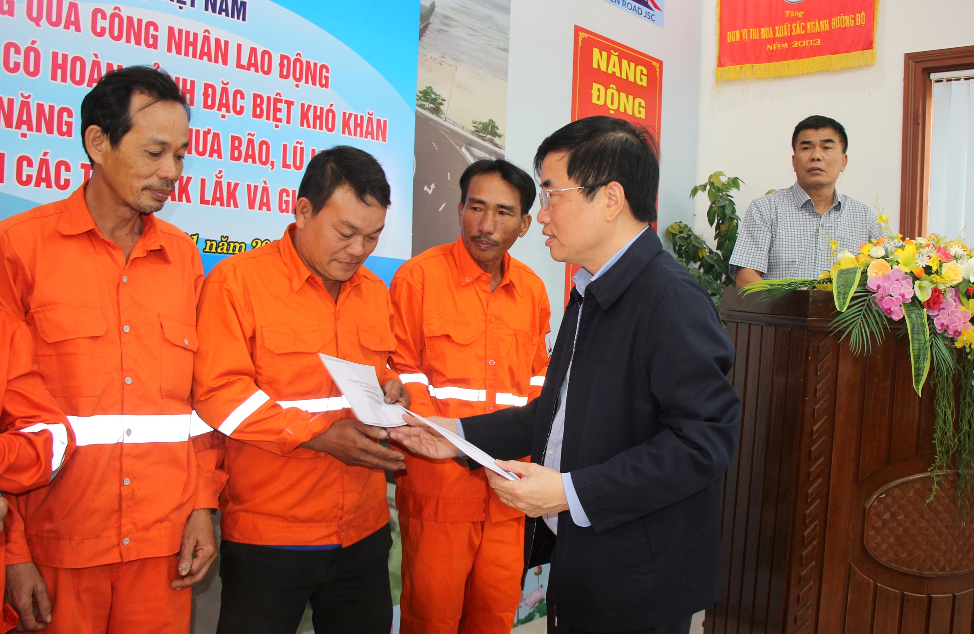 Cục Đường bộ Việt Nam thăm, tặng qu&agrave; c&ocirc;ng nh&acirc;n bị thiệt hại do mưa lũ- Ảnh 2.