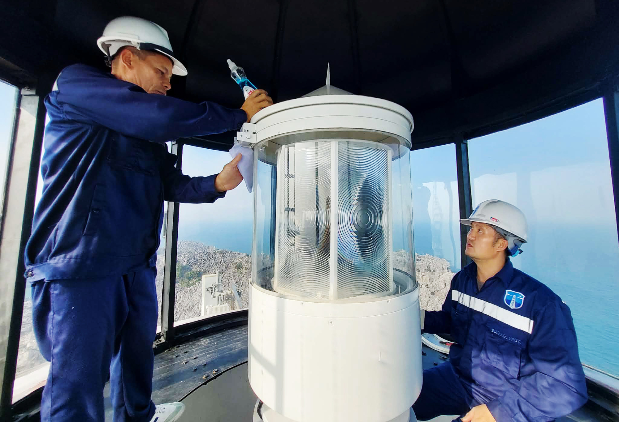 Giữ sáng “mắt thần” nơi đảo đá Long Châu- Ảnh 2. Giữ sáng “mắt thần” nơi đảo đá Long Châu- Ảnh 2.