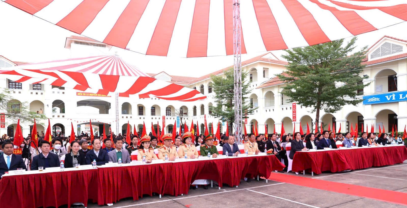 Công an tỉnh Ninh Bình phối hợp trao tặng xe Honda ICONe cho học sinh- Ảnh 2. Công an tỉnh Ninh Bình phối hợp trao tặng xe Honda ICONe cho học sinh- Ảnh 2.