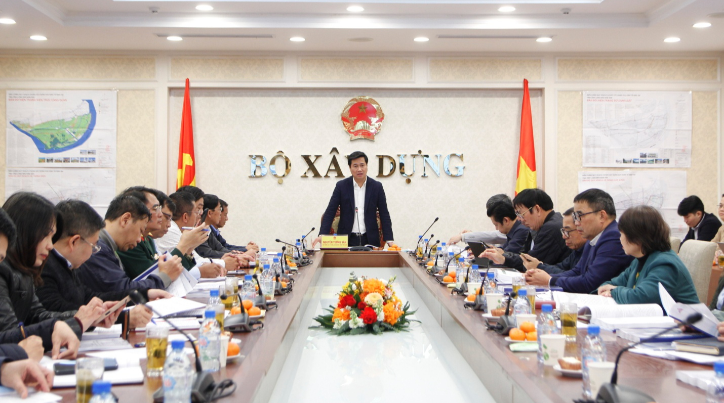 Thứ trưởng Nguyễn Tường Văn: Đầu tư có trọng tâm, trọng điểm vào khu kinh tế Định An- Ảnh 1. Thứ trưởng Nguyễn Tường Văn chủ trì Hội nghị thẩm định điều chỉnh Quy hoạch chung xây dựng khu kinh tế Định An (tỉnh Vĩnh Long) đến năm 2040.