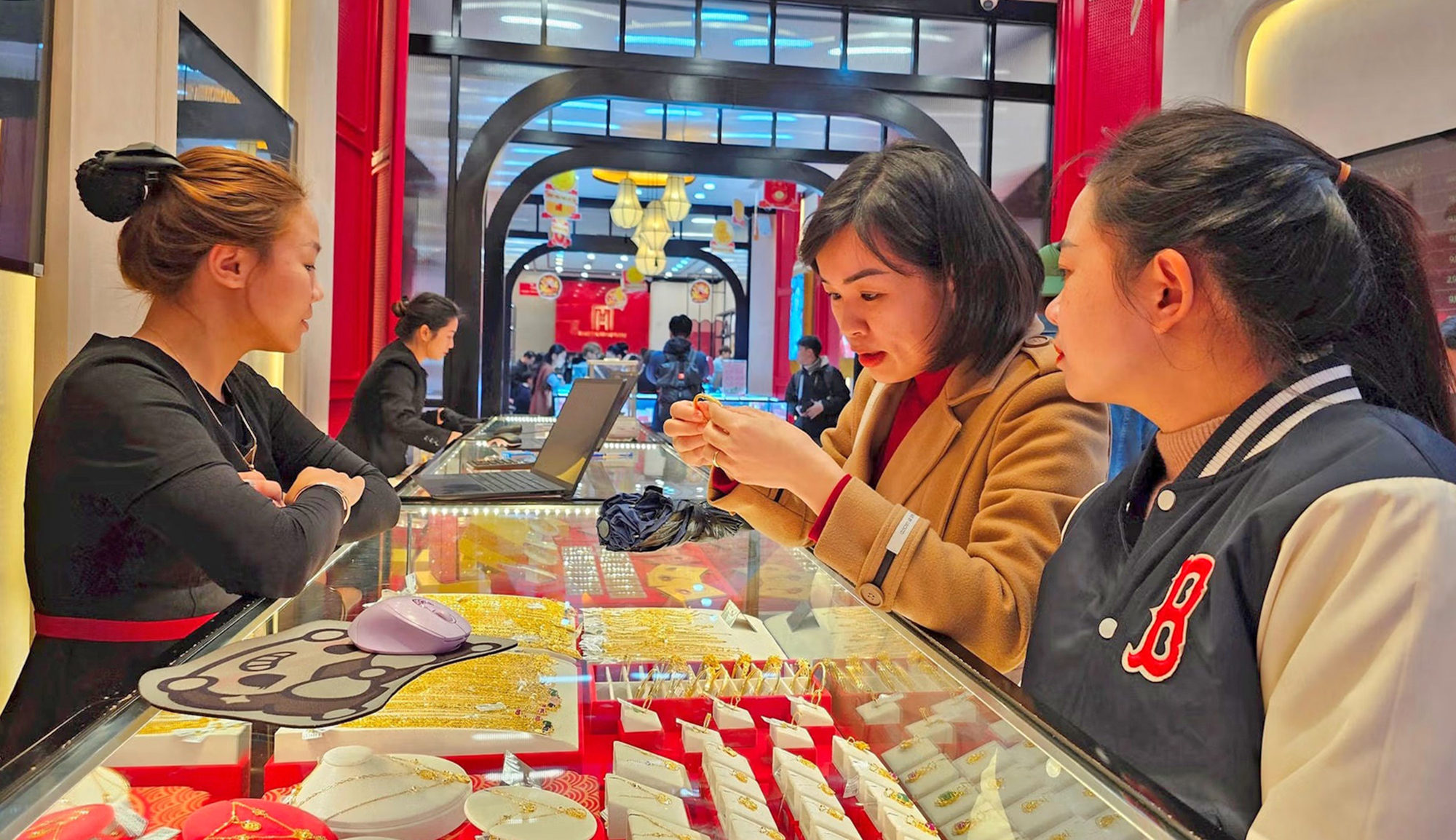 C&oacute; tiền n&ecirc;n đầu tư v&agrave;o đ&acirc;u?- Ảnh 1.