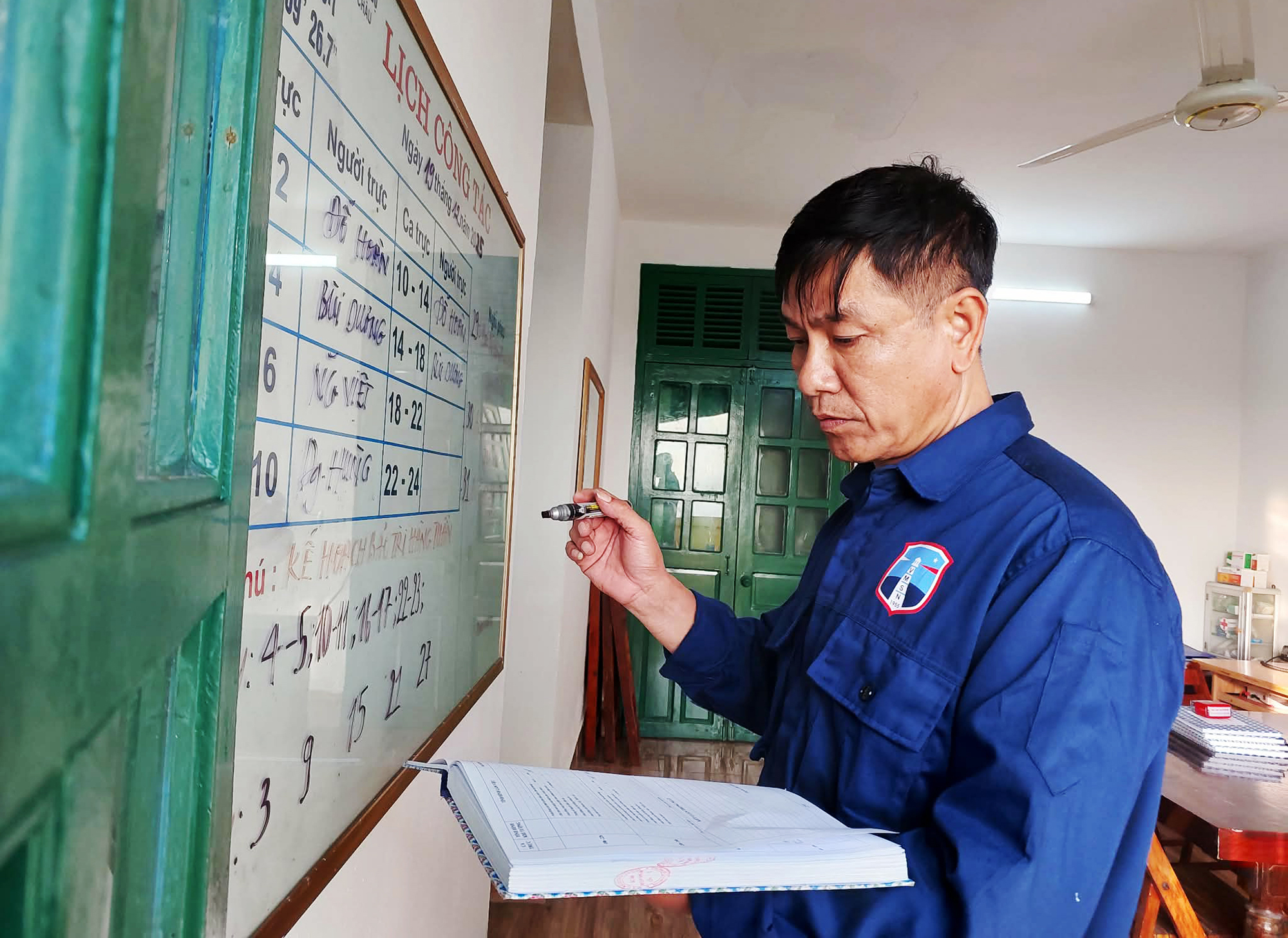 Giữ sáng “mắt thần” nơi đảo đá Long Châu- Ảnh 3. Giữ sáng “mắt thần” nơi đảo đá Long Châu- Ảnh 3.