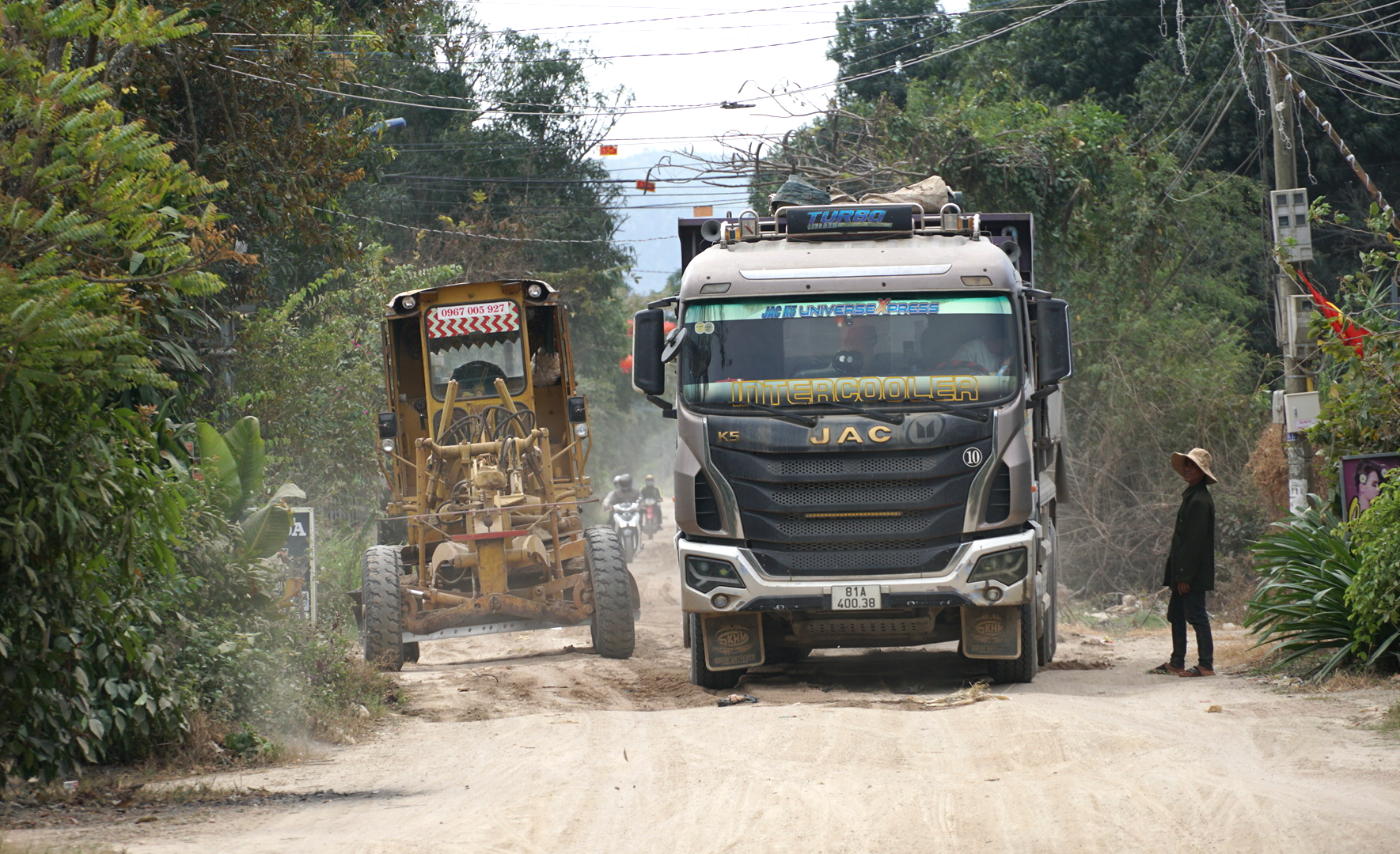 To&agrave;n cảnh tuyến đường qua khu d&acirc;n cư ở Gia Lai xuống cấp nghi&ecirc;m trọng, mất ATGT- Ảnh 13.