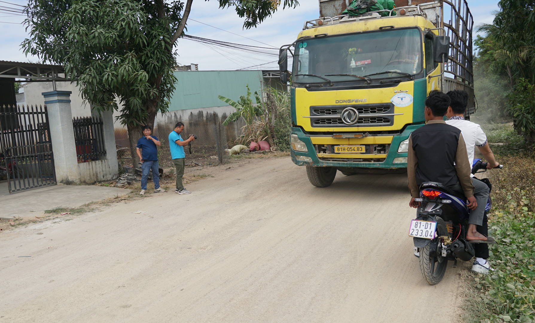 To&agrave;n cảnh tuyến đường qua khu d&acirc;n cư ở Gia Lai xuống cấp nghi&ecirc;m trọng, mất ATGT- Ảnh 7.