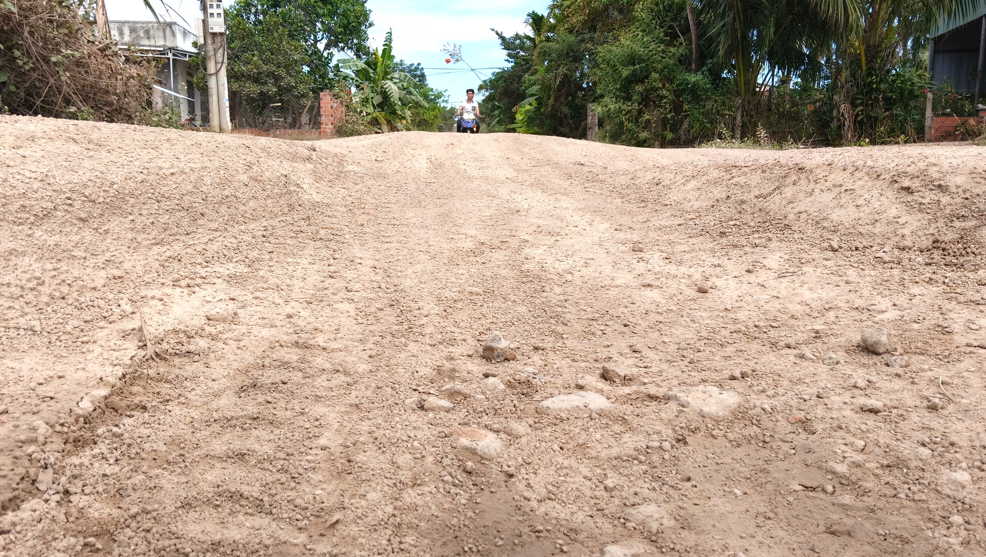 To&agrave;n cảnh tuyến đường qua khu d&acirc;n cư ở Gia Lai xuống cấp nghi&ecirc;m trọng, mất ATGT- Ảnh 14.