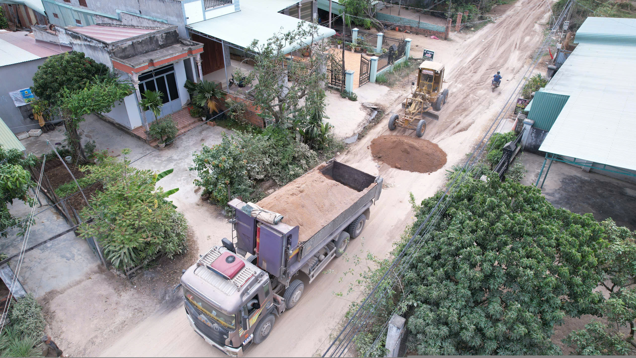 To&agrave;n cảnh tuyến đường qua khu d&acirc;n cư ở Gia Lai xuống cấp nghi&ecirc;m trọng, mất ATGT- Ảnh 15.