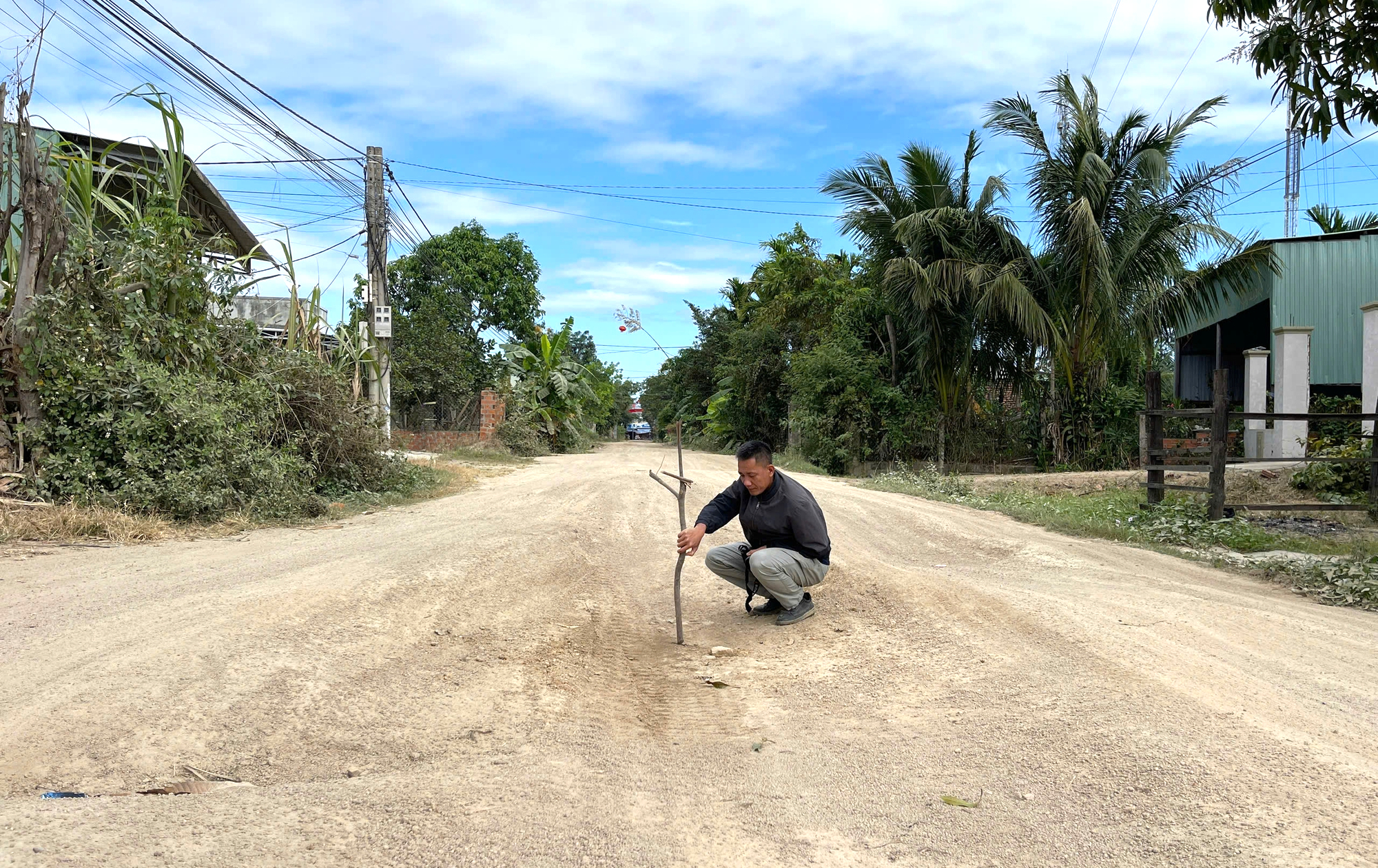 To&agrave;n cảnh tuyến đường qua khu d&acirc;n cư ở Gia Lai xuống cấp nghi&ecirc;m trọng, mất ATGT- Ảnh 5.