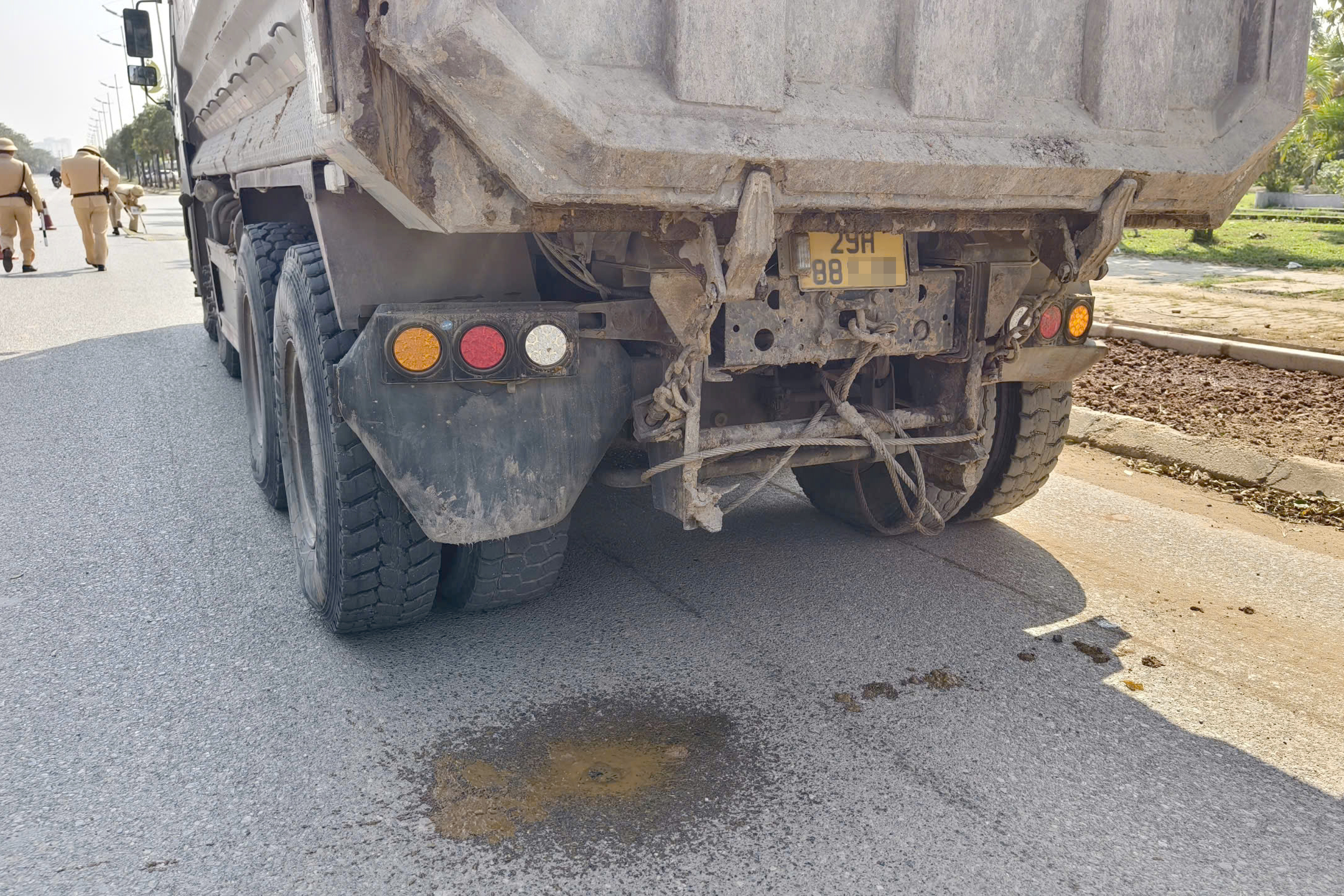 Hà Nội: CSGT tuần tra ngày đêm, ngăn xe quá tải lộng hành dịp cuối năm- Ảnh 2. Hà Nội: CSGT tuần tra ngày đêm, ngăn xe quá tải lộng hành dịp cuối năm- Ảnh 2.