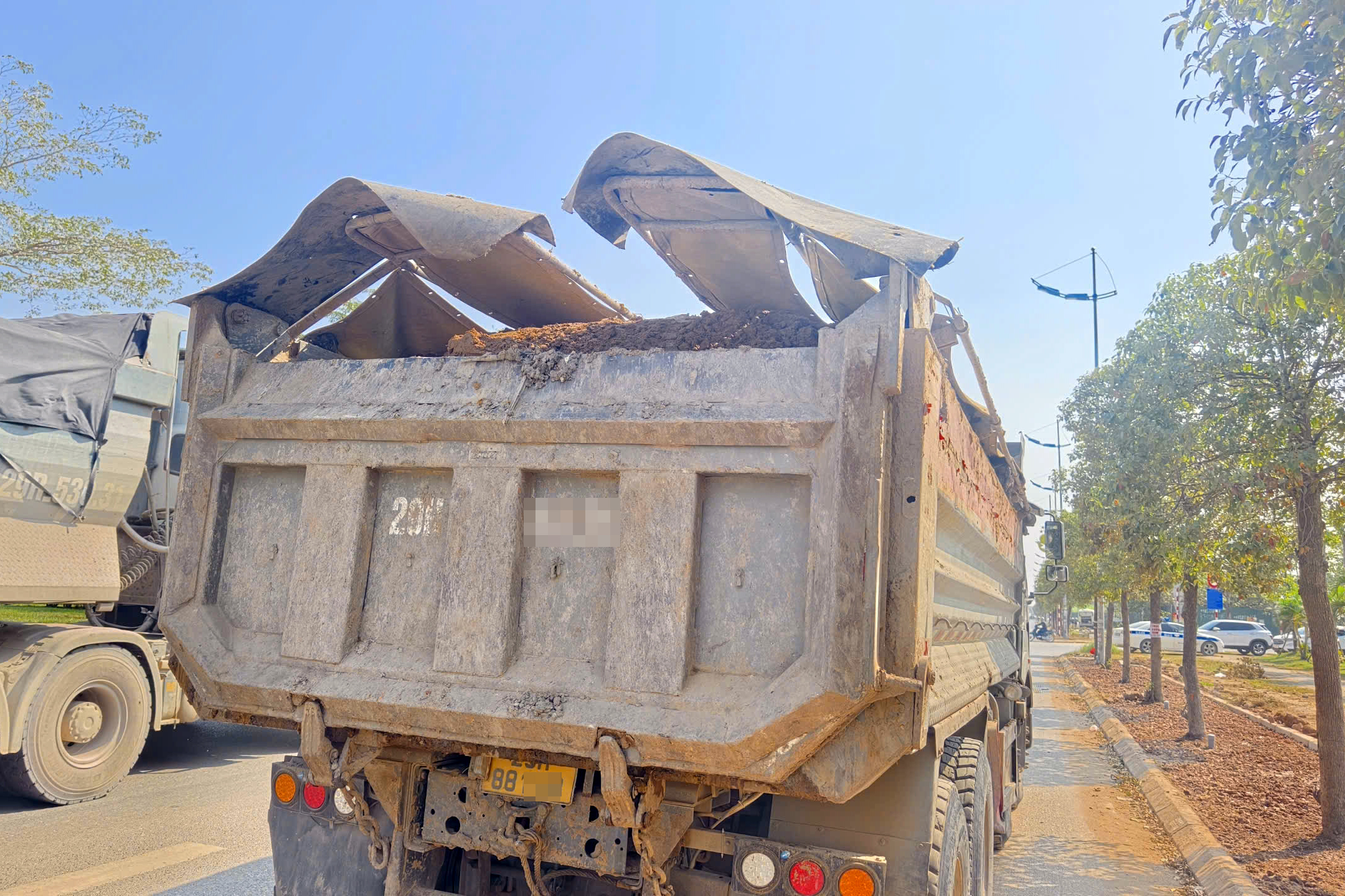 Hà Nội: CSGT tuần tra ngày đêm, ngăn xe quá tải lộng hành dịp cuối năm- Ảnh 1. Hà Nội: CSGT tuần tra ngày đêm, ngăn xe quá tải lộng hành dịp cuối năm- Ảnh 1.