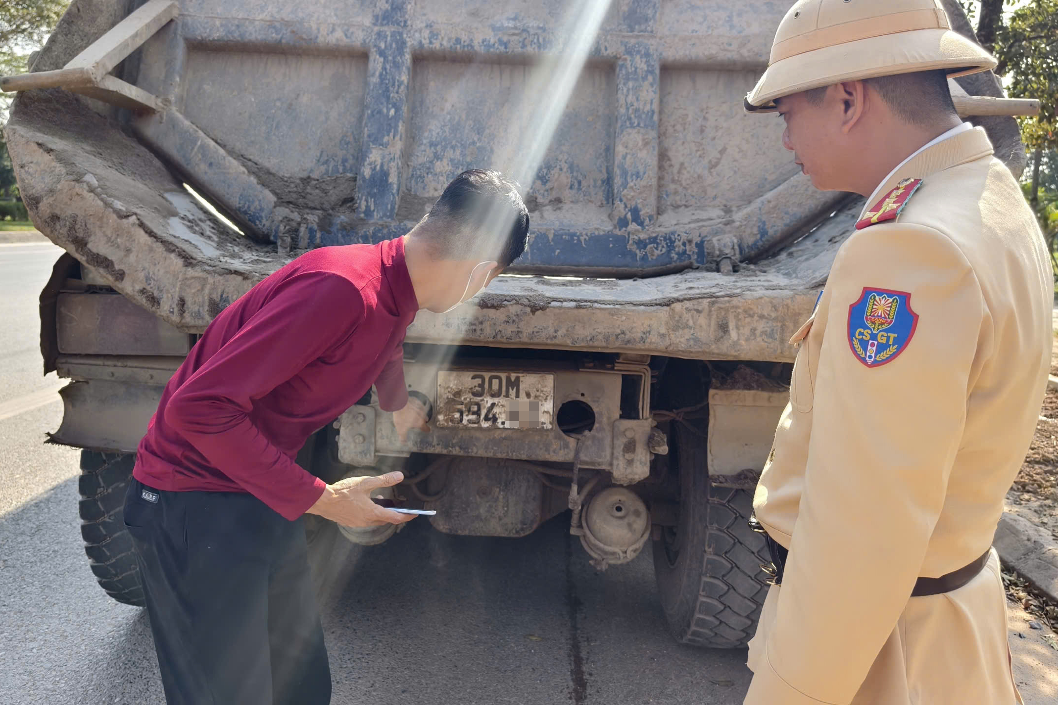 Hà Nội: CSGT tuần tra ngày đêm, ngăn xe quá tải lộng hành dịp cuối năm- Ảnh 5. Hà Nội: CSGT tuần tra ngày đêm, ngăn xe quá tải lộng hành dịp cuối năm- Ảnh 5.