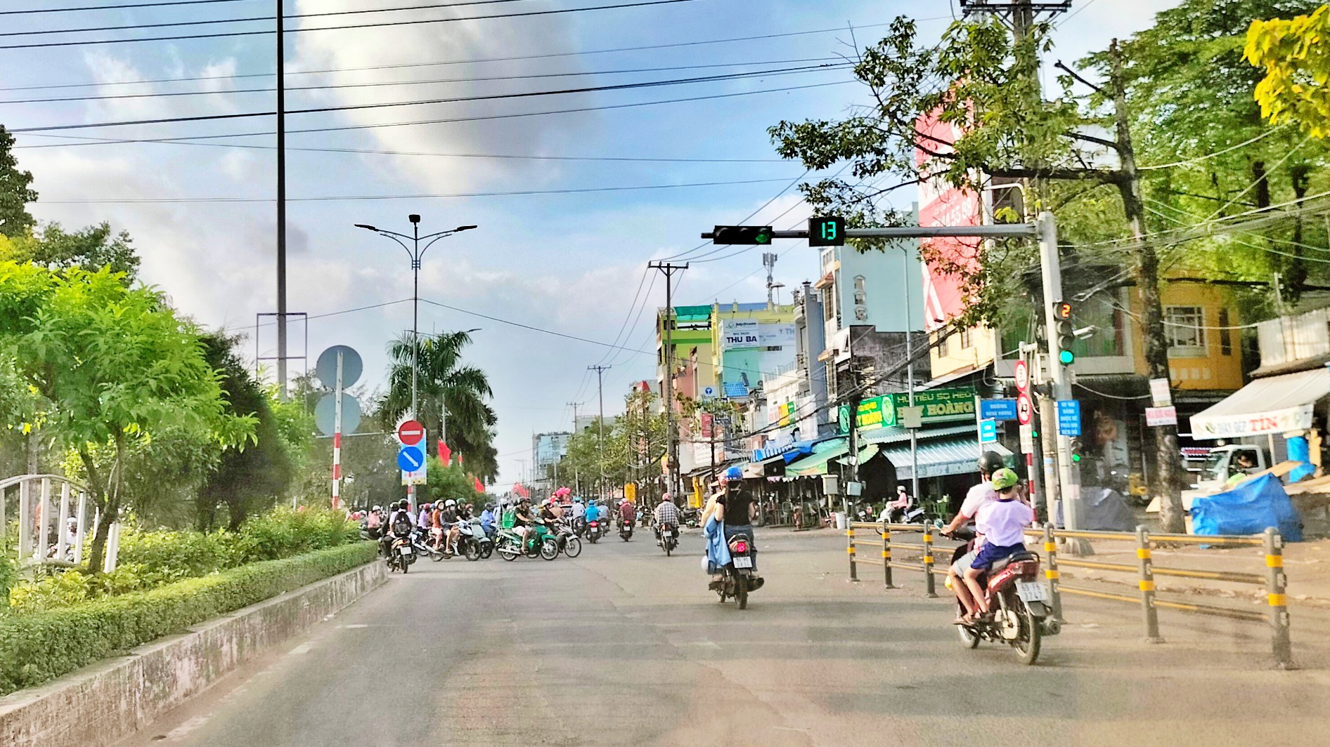 C&agrave; Mau: Th&iacute; điểm lắp đặt h&agrave;ng r&agrave;o ph&acirc;n c&aacute;ch tại một số n&uacute;t giao- Ảnh 1.