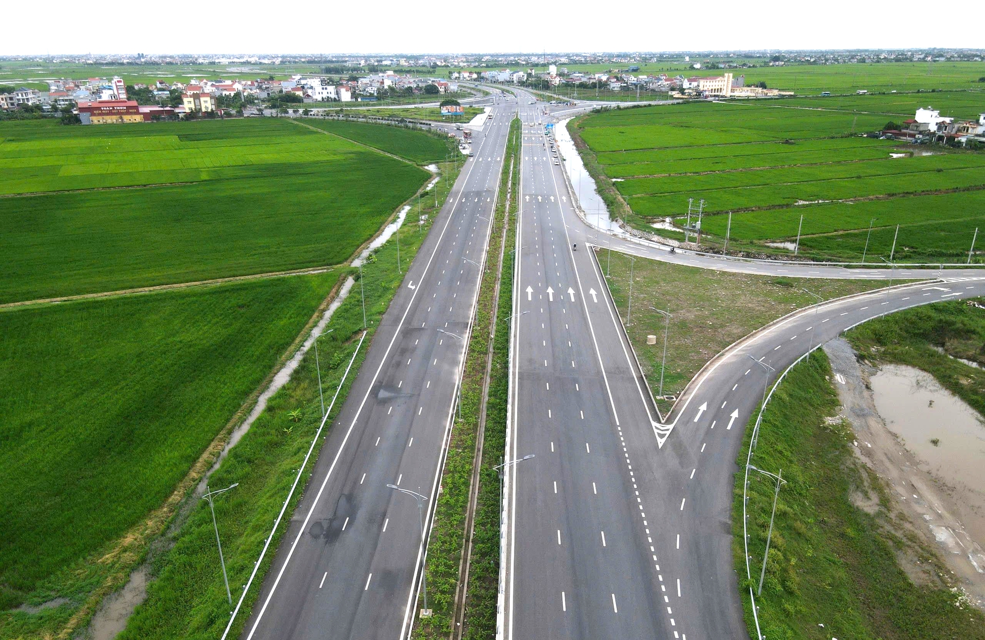 Ninh B&igrave;nh: Gần 180.000 tỷ đồng đầu tư x&acirc;y dựng hạ tầng giao th&ocirc;ng, tạo đ&agrave; ph&aacute;t triển- Ảnh 2.