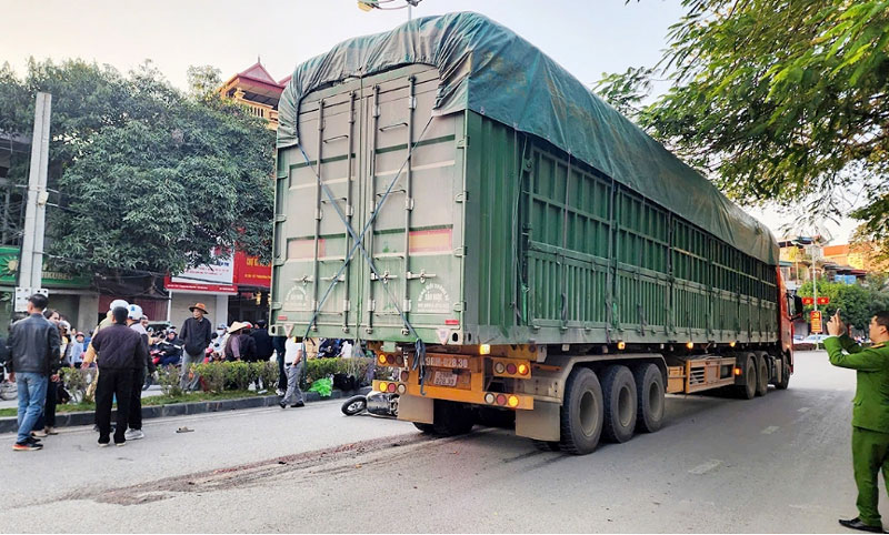 Hiện trường vụ tai nạn khiến người phụ nữ tử vong tại chỗ - Ảnh: Vũ Lợi.