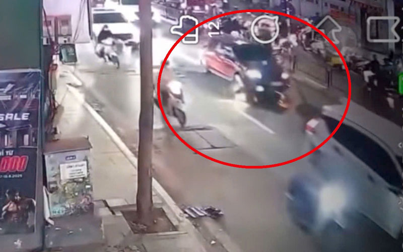 Ảnh chụp từ clip ghi lại khoảnh khắc va chạm giữa hai xe. Ảnh chụp từ clip ghi lại khoảnh khắc va chạm giữa hai xe.