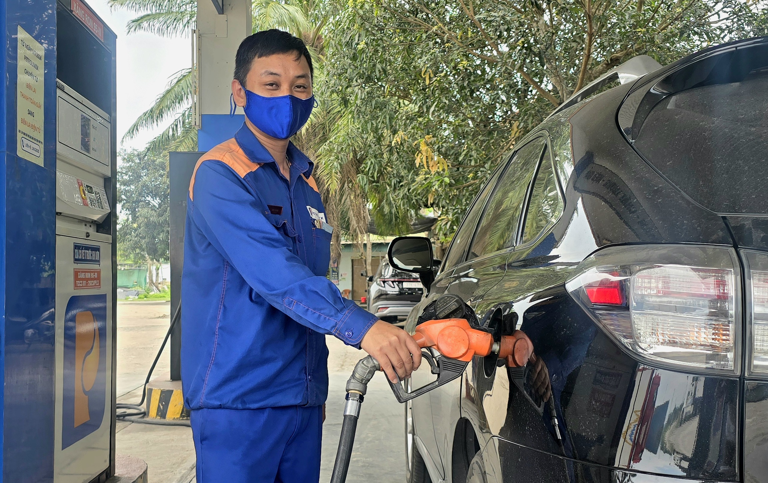 Giá xăng giảm mạnh, RON 95 về sát 18.500 đồng/lít- Ảnh 1. Giá xăng giảm mạnh, RON 95 về sát 18.500 đồng/lít- Ảnh 1.