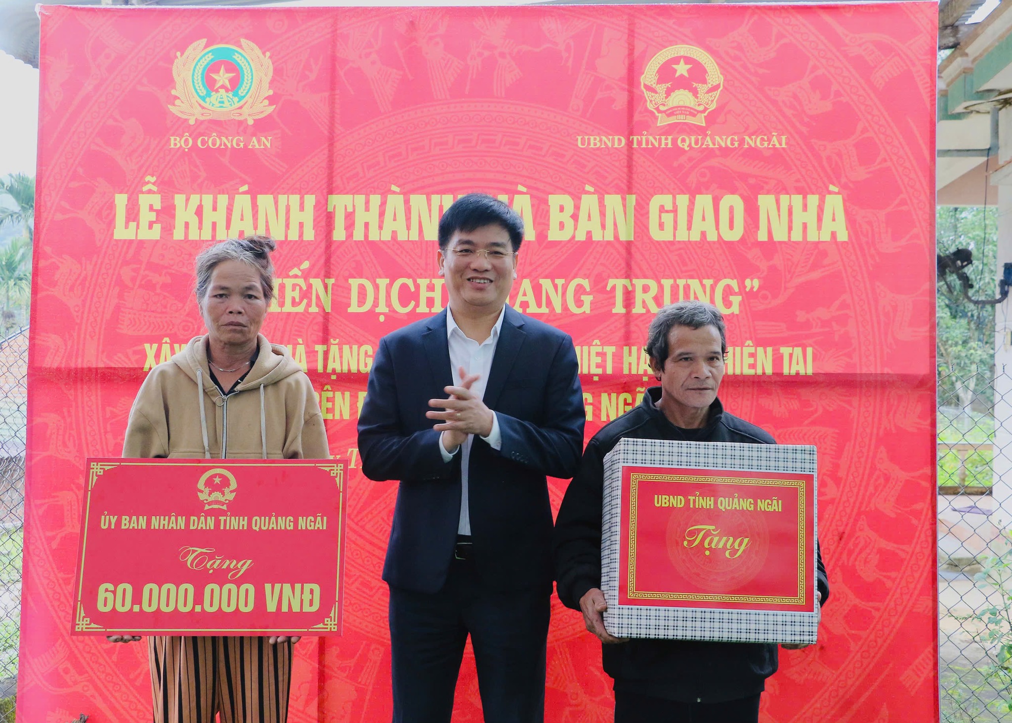 C&ocirc;ng an tỉnh Quảng Ng&atilde;i tiếp tục b&agrave;n giao nh&agrave; thuộc &ldquo;Chiến dịch Quang Trung&rdquo;- Ảnh 2.