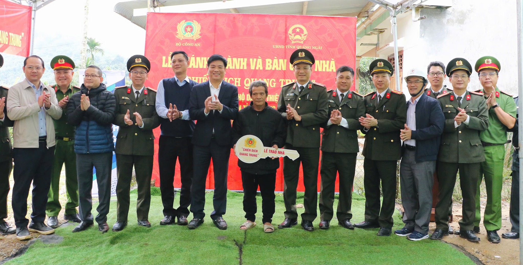 C&ocirc;ng an tỉnh Quảng Ng&atilde;i tiếp tục b&agrave;n giao nh&agrave; thuộc &ldquo;Chiến dịch Quang Trung&rdquo;- Ảnh 1.