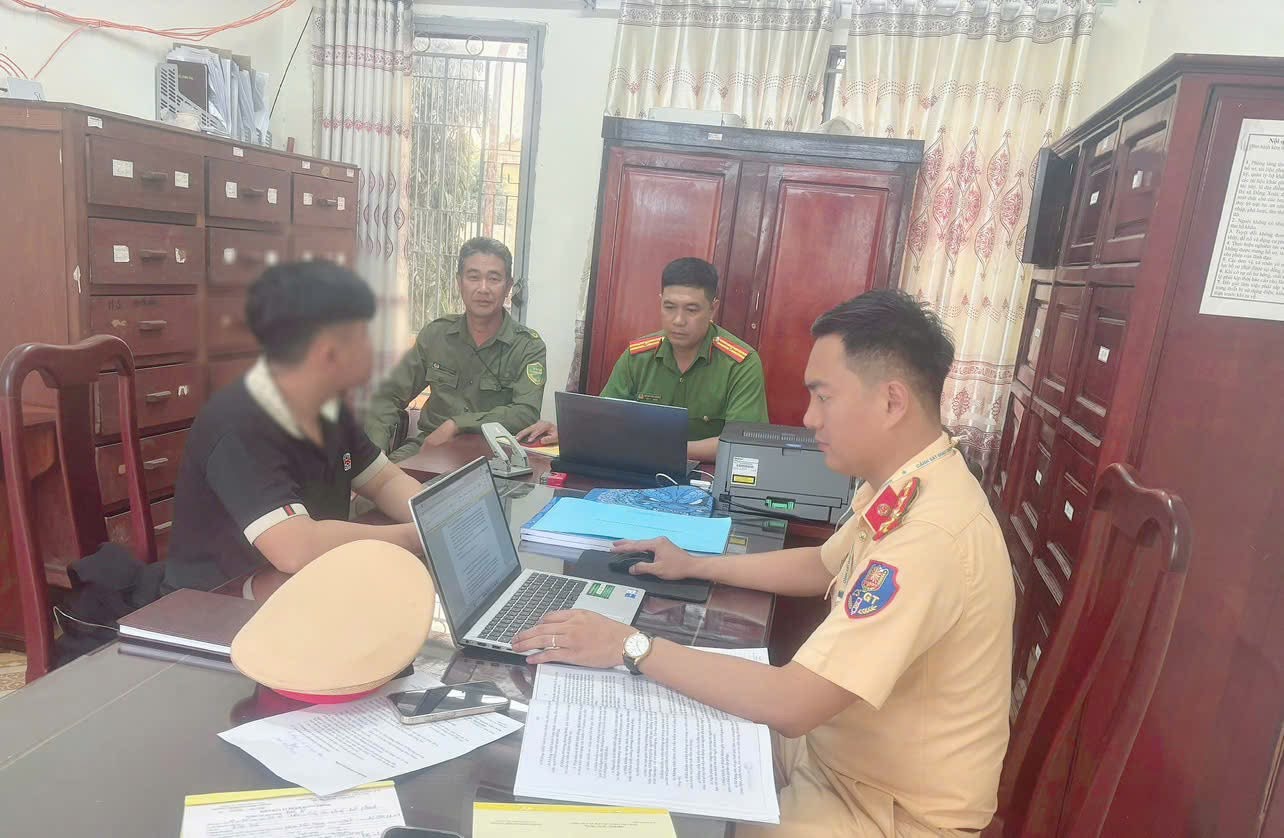 Thanh ni&ecirc;n bu&ocirc;ng hai tay, kh&ocirc;ng đội mũ bảo hiểm bị CSGT Đồng Nai xử phạt- Ảnh 2.