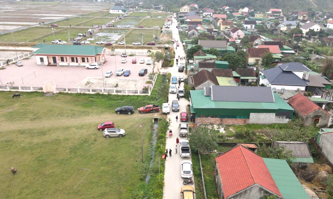 Hàng trăm người đổ xô về Nghệ An mua bán đất- Ảnh 2. Hàng trăm người đổ xô về Nghệ An mua bán đất- Ảnh 2.