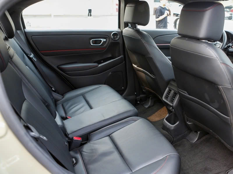 Xe gầm cao đô thị: Mua Honda HR-V hay Lynk & Co 06?- Ảnh 8.