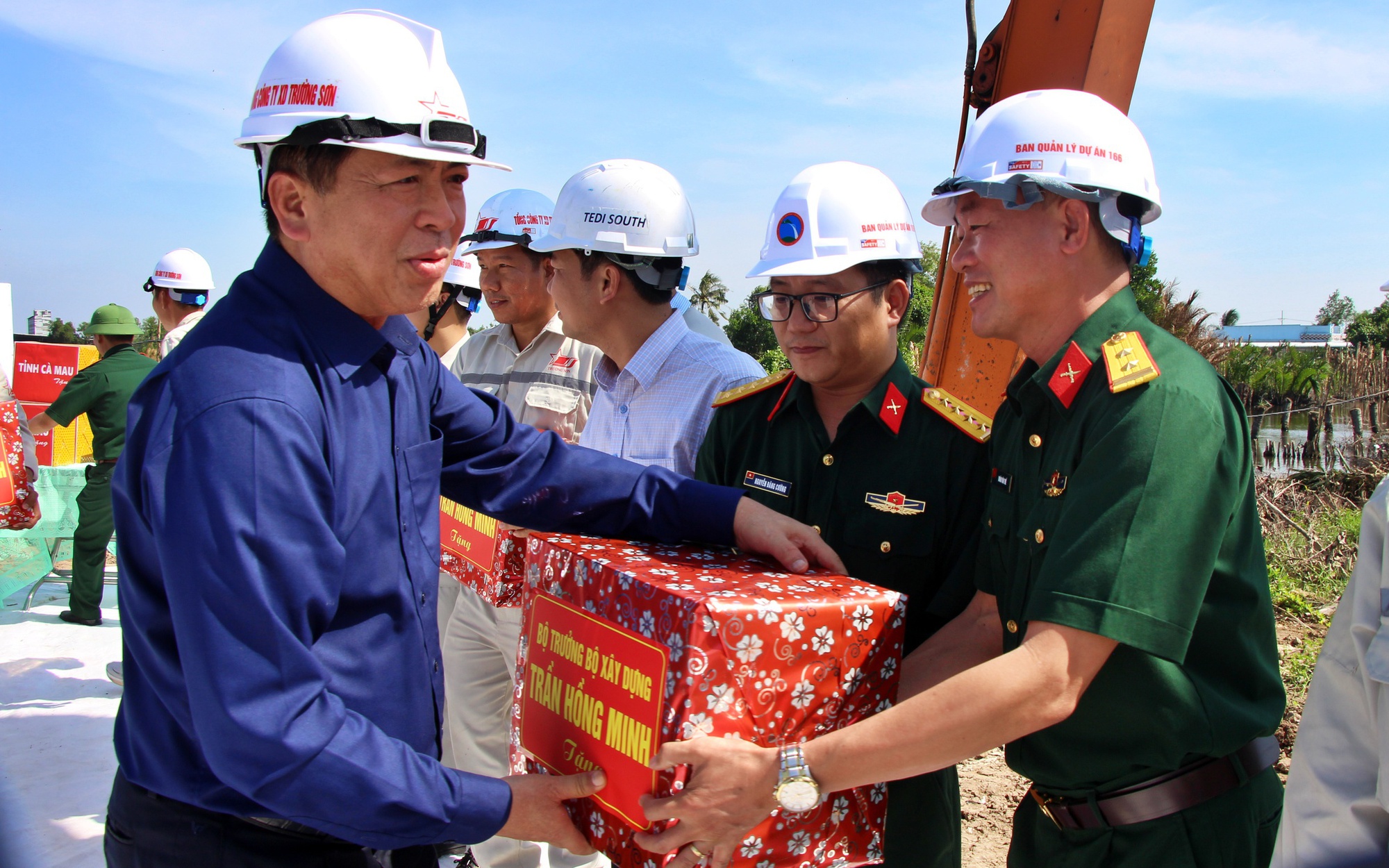 Bộ trưởng Trần Hồng Minh kiểm tra cao tốc C&agrave; Mau - C&aacute;i Nước, y&ecirc;u cầu đảm bảo chất lượng