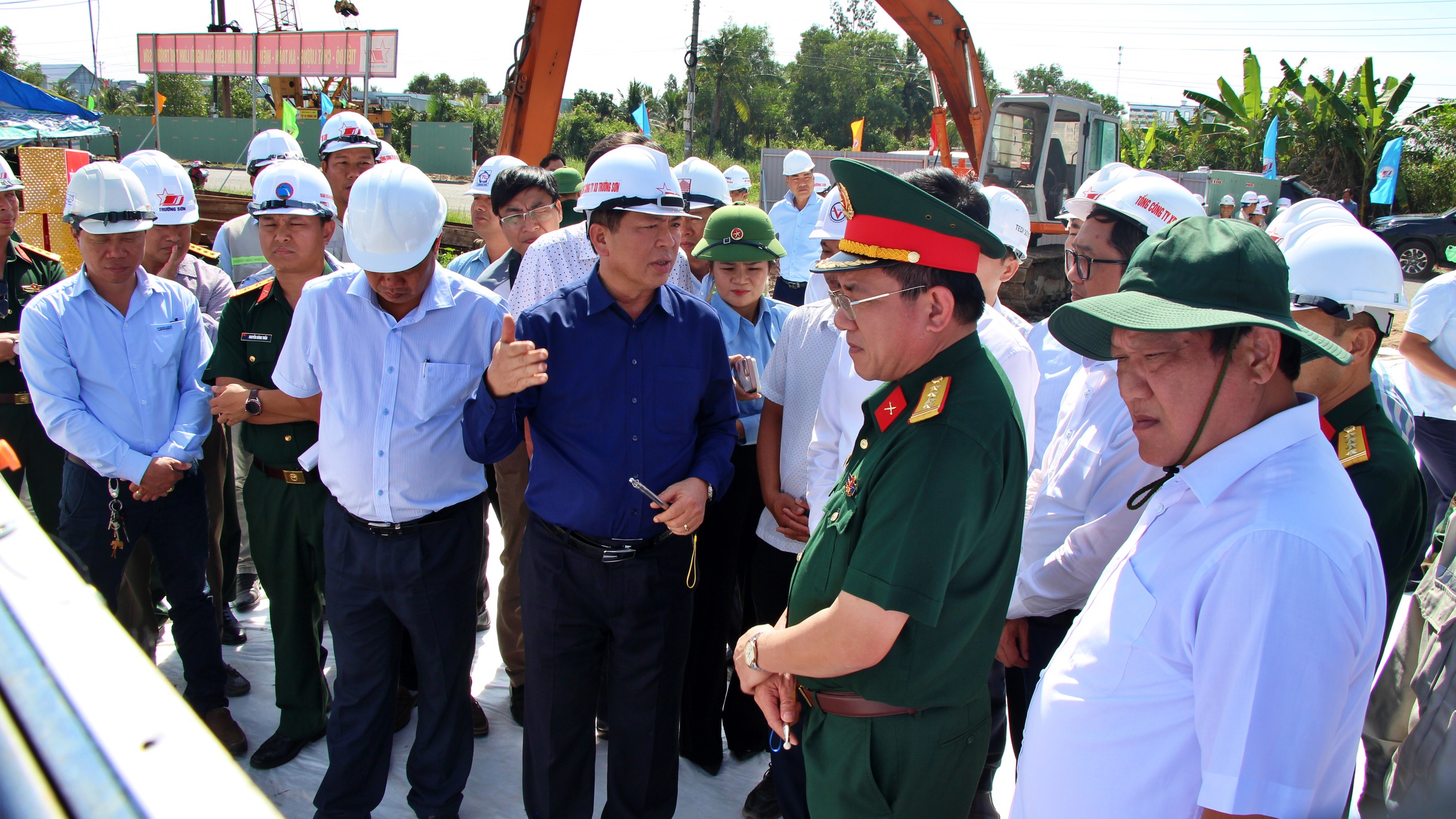 Bộ trưởng Trần Hồng Minh kiểm tra cao tốc C&agrave; Mau - C&aacute;i Nước, y&ecirc;u cầu đảm bảo chất lượng- Ảnh 1.