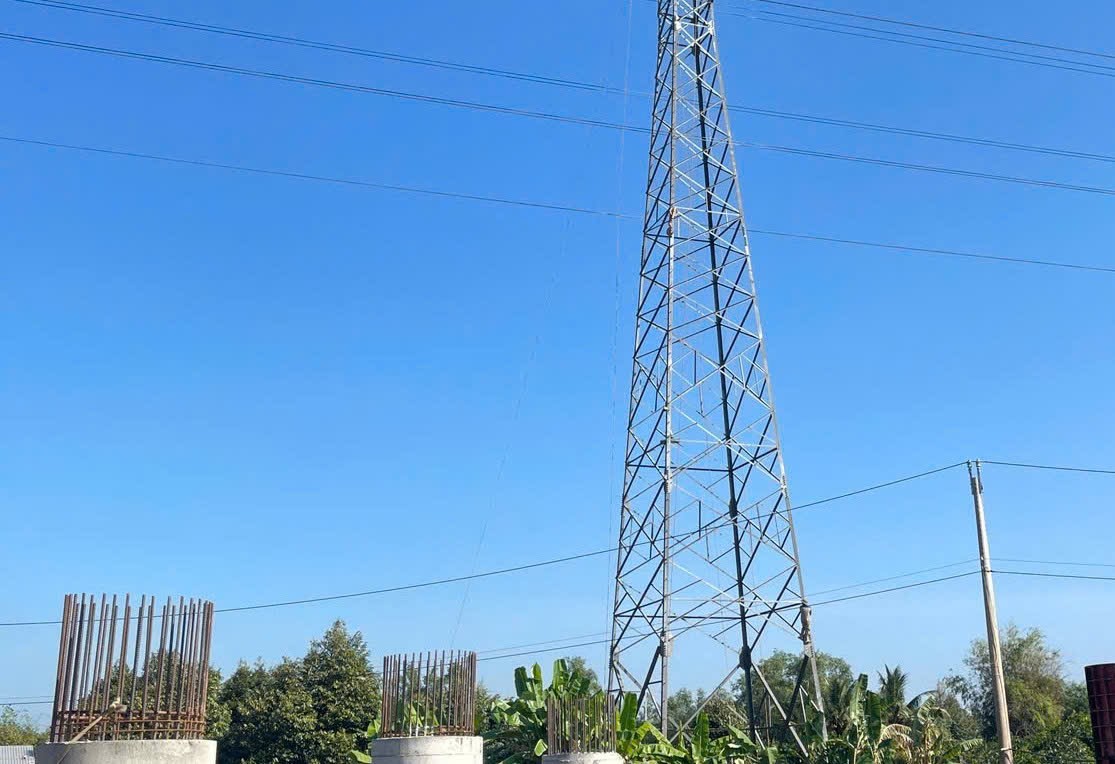 Đang di dời đường điện cao thế trên cao tốc Cao Lãnh - An Hữu- Ảnh 2. Đang di dời đường điện cao thế trên cao tốc Cao Lãnh - An Hữu- Ảnh 2.