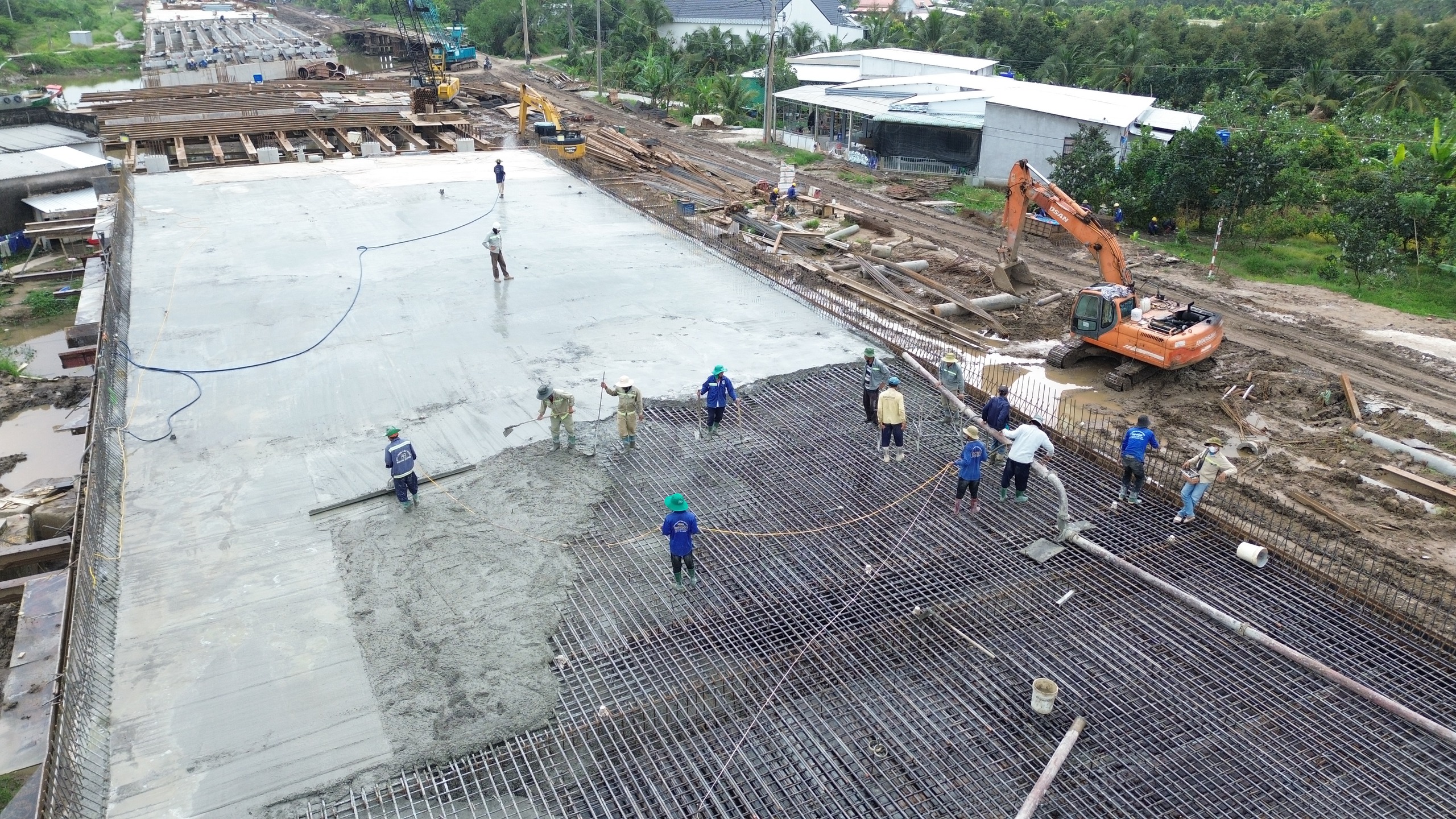 Đang di dời đường điện cao thế trên cao tốc Cao Lãnh - An Hữu- Ảnh 1. Đang di dời đường điện cao thế trên cao tốc Cao Lãnh - An Hữu- Ảnh 1.