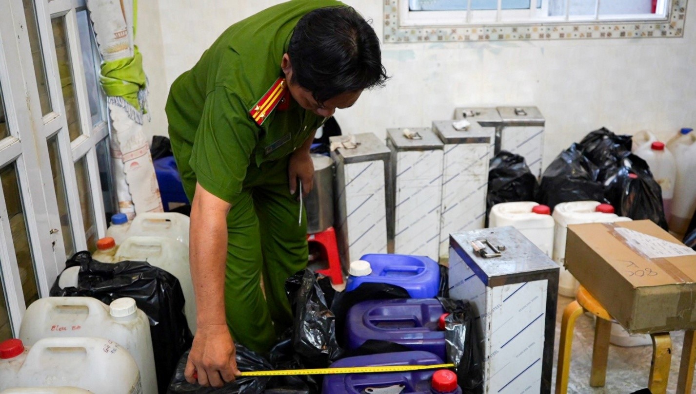 Triệt ph&aacute; đường d&acirc;y sản xuất nước hoa Dior, Chanel&hellip; giả tại Cần Thơ- Ảnh 6.