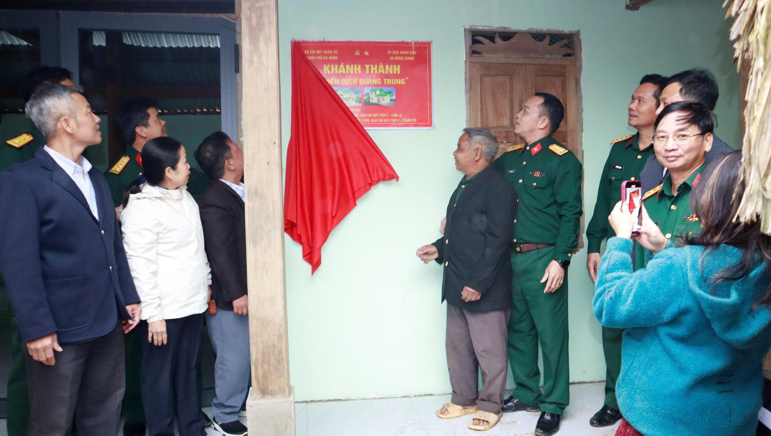 Bộ Chỉ huy qu&acirc;n sự Đ&agrave; Nẵng b&agrave;n giao căn nh&agrave; x&acirc;y mới đầu ti&ecirc;n trong Chiến dịch Quang Trung- Ảnh 1.