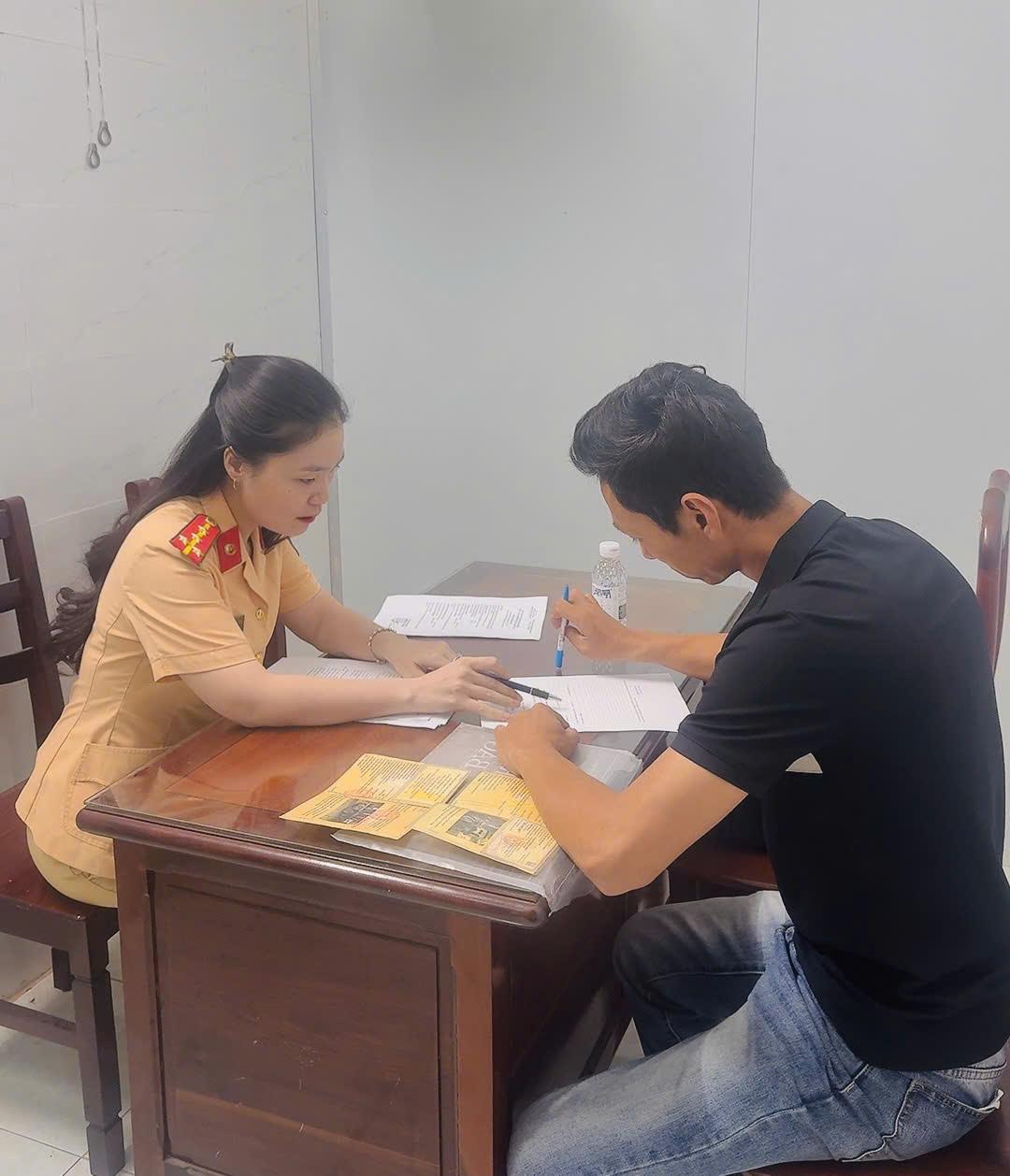 T&agrave;i xế xe ben lấn l&agrave;n xe m&aacute;y bị phạt 5 triệu đồng, trừ 2 điểm tr&ecirc;n GPLX- Ảnh 1.