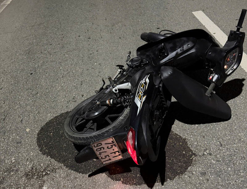 Chiếc xe m&aacute;y tại hiện trường vụ tai nạn - Ảnh: Q. Nhật.