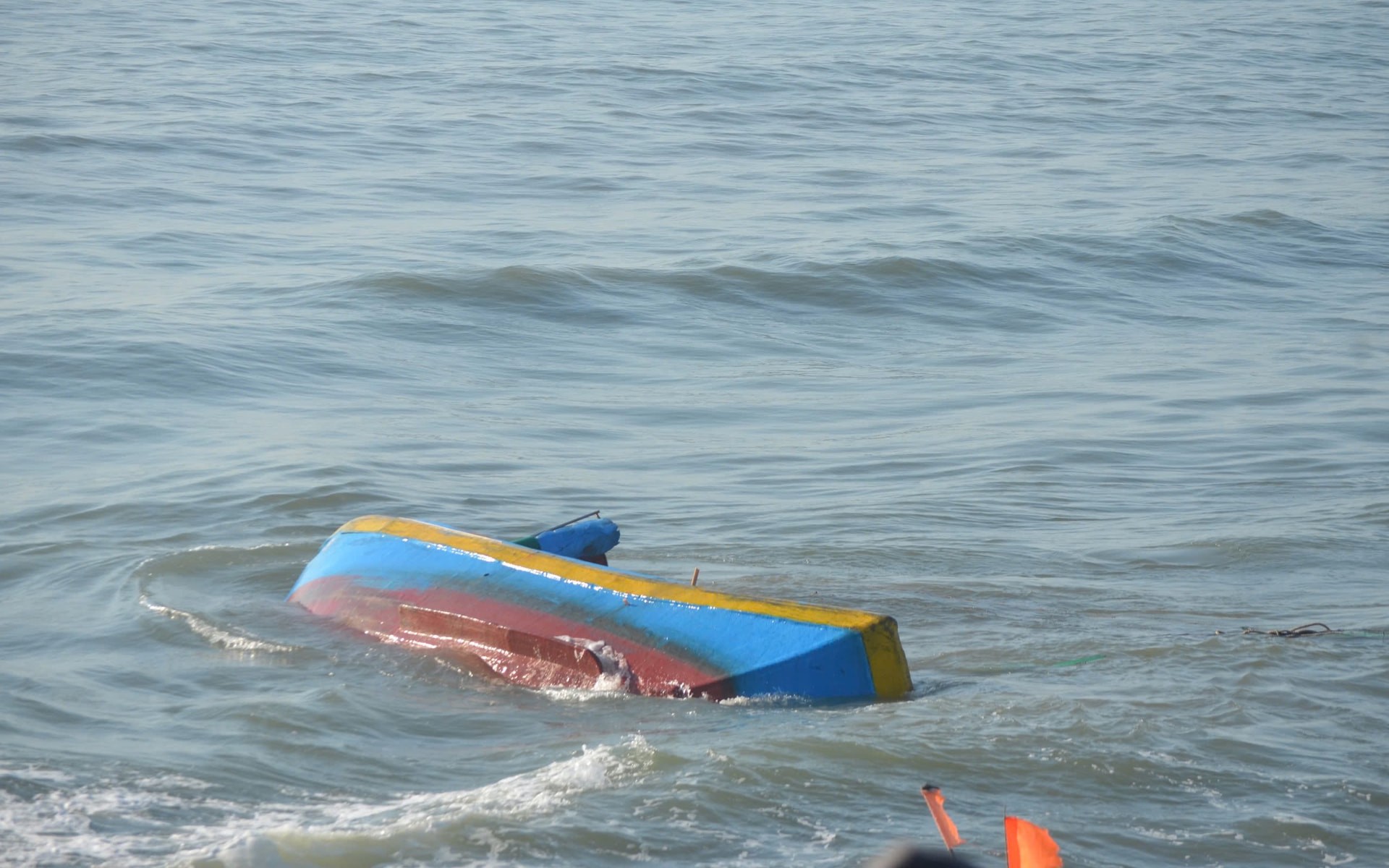 Lâm Đồng: Chìm tàu cá ở cửa cảng La Gi, 15 thuyền viên may mắn thoát nạn- Ảnh 2. Sóng lớn đánh chìm tàu cá tại cửa biển La Gi, thuyền trưởng tử vong