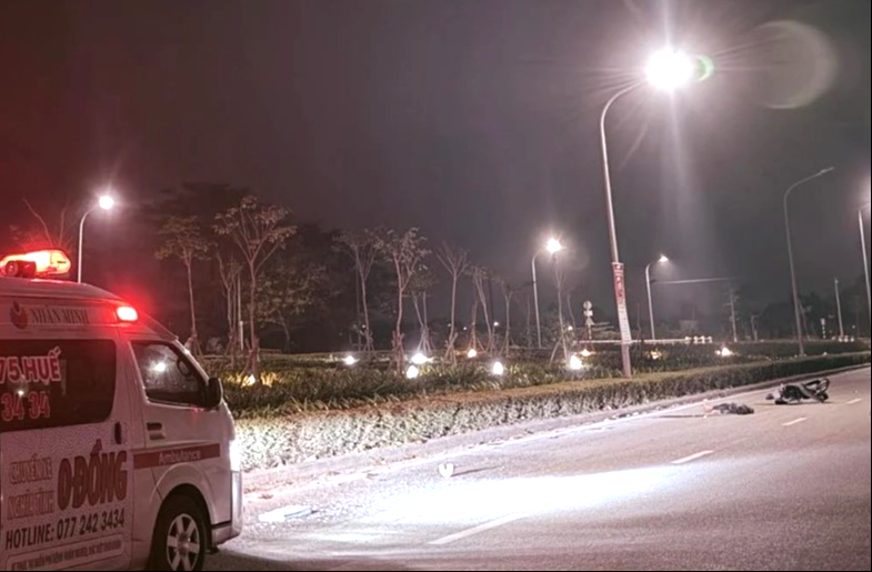 Xe m&aacute;y chở 3 tự g&acirc;y tai nạn ở Huế, 2 người tử vong- Ảnh 1.