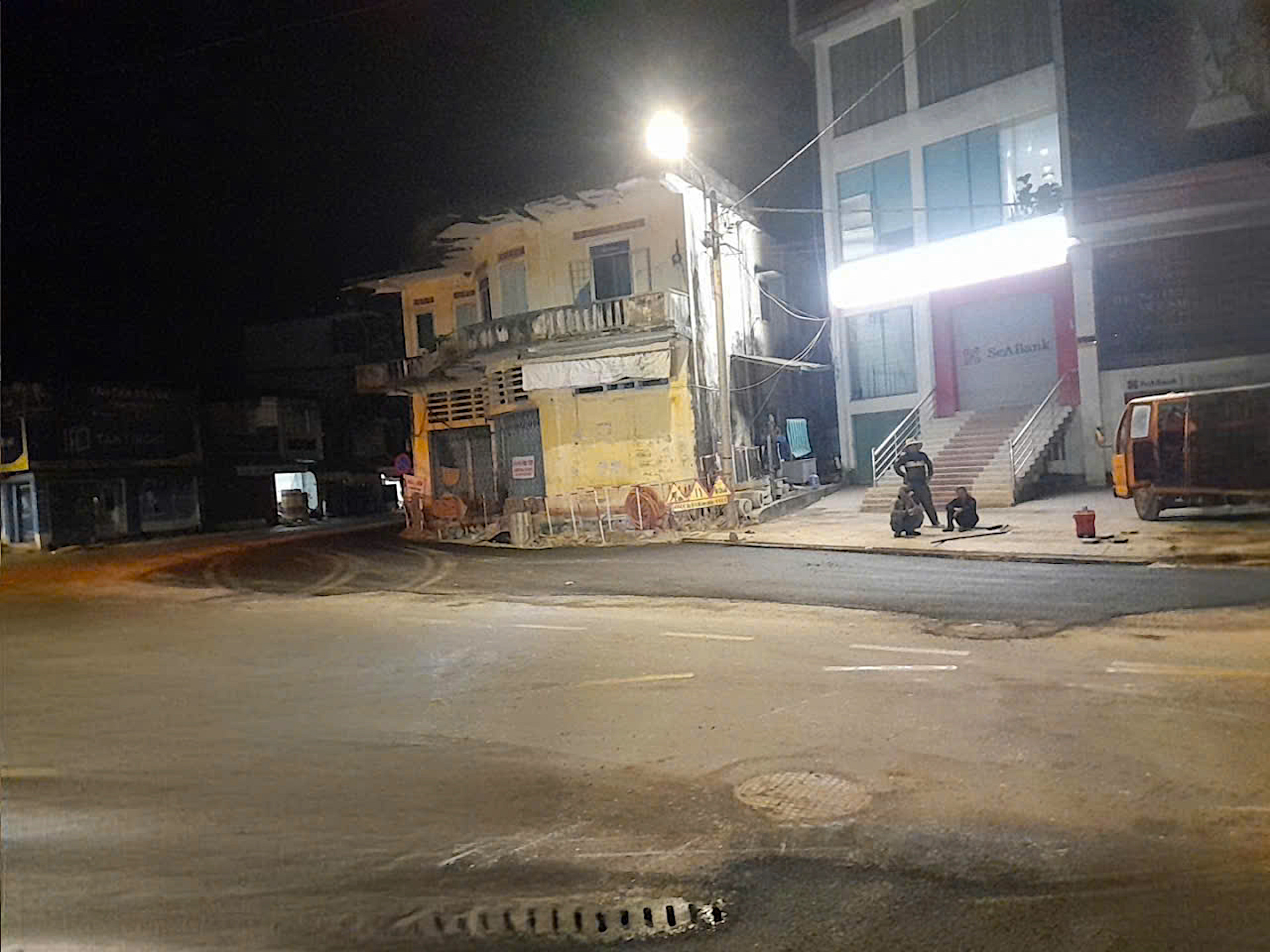 Xuy&ecirc;n đ&ecirc;m thảm nhựa mở rộng n&uacute;t giao ng&atilde; 5 ở Quảng Ng&atilde;i, đảm bảo lưu th&ocirc;ng dịp Tết- Ảnh 6.