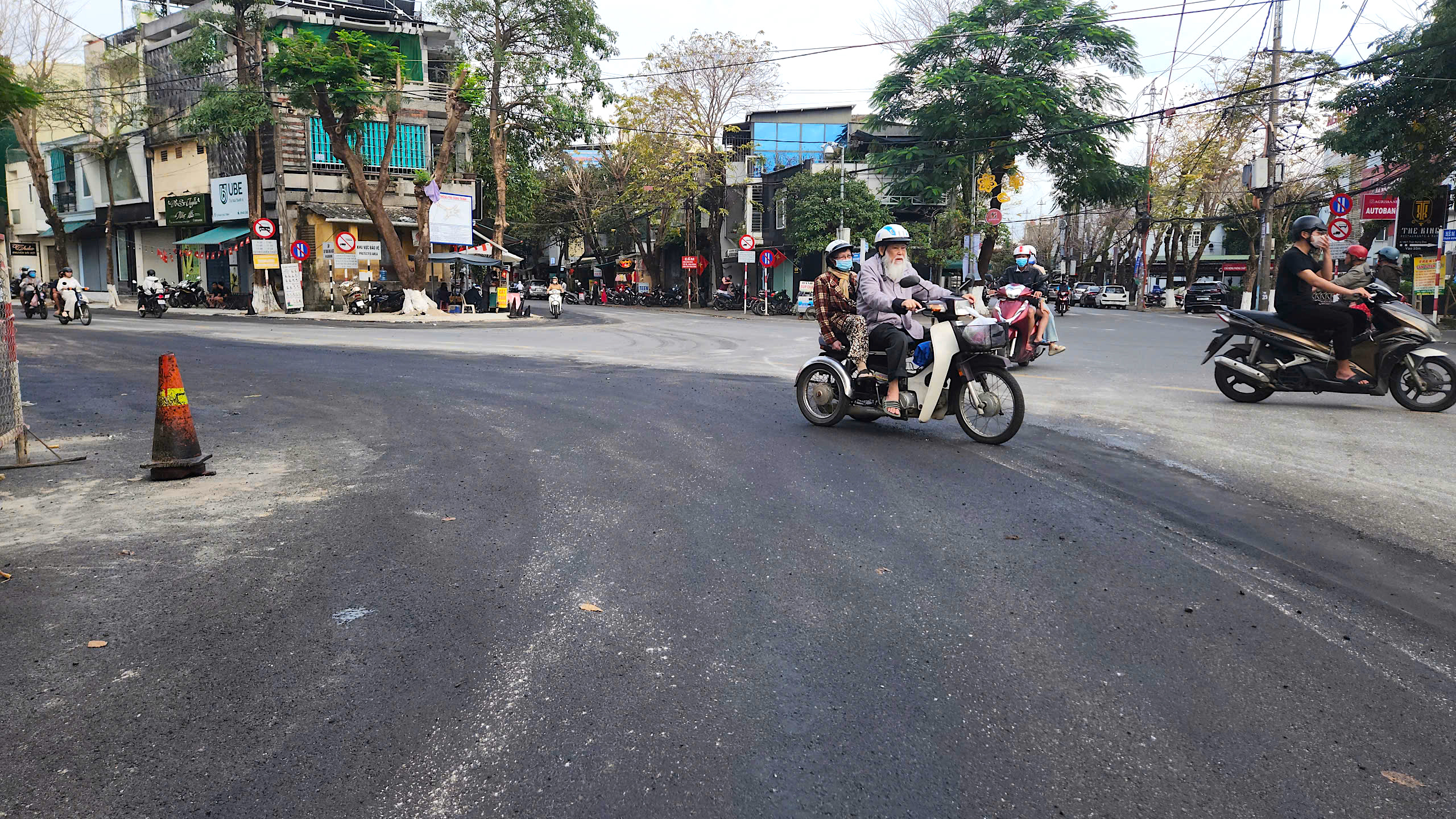 Xuy&ecirc;n đ&ecirc;m thảm nhựa mở rộng n&uacute;t giao ng&atilde; 5 ở Quảng Ng&atilde;i, đảm bảo lưu th&ocirc;ng dịp Tết- Ảnh 1.