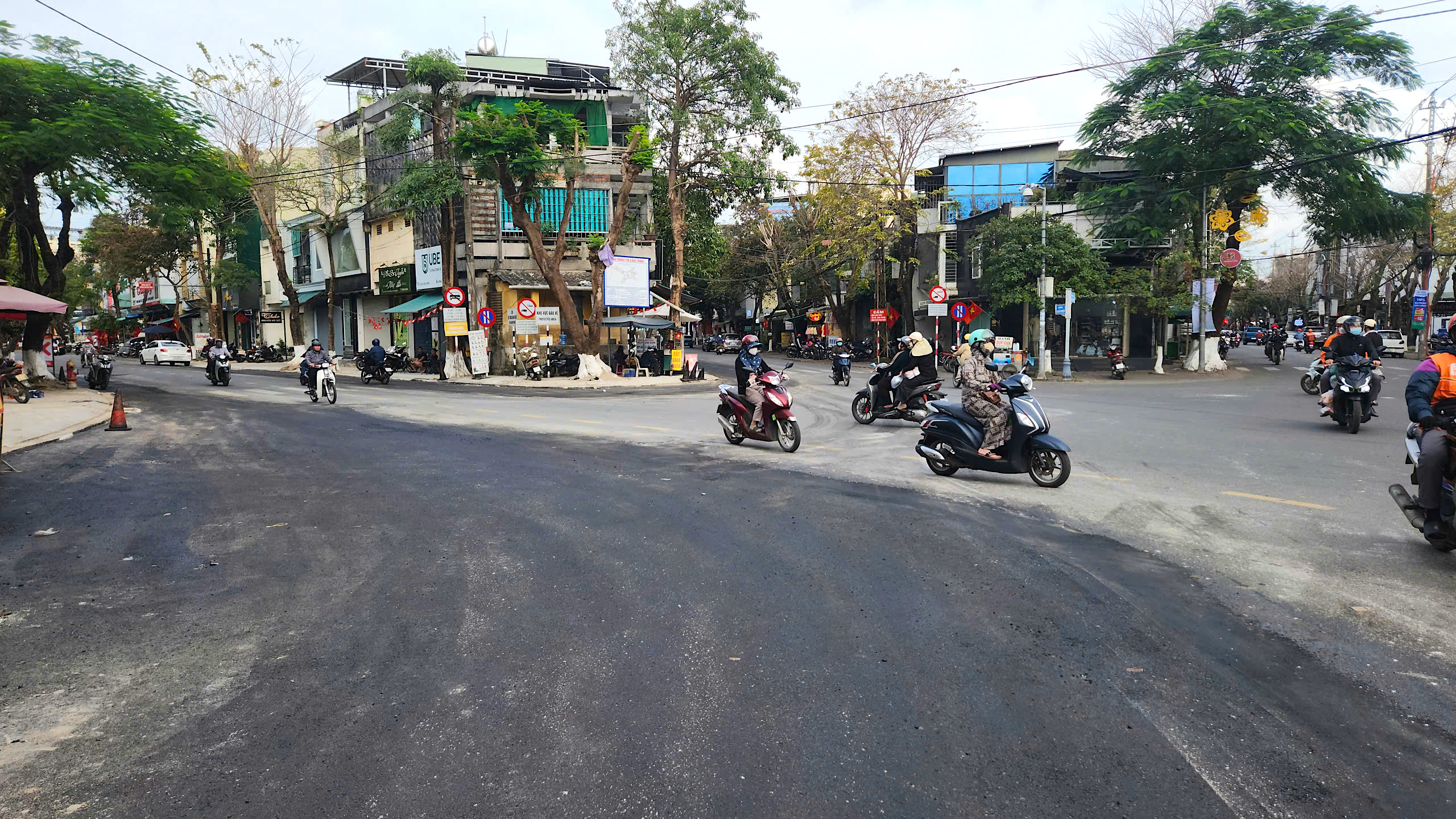 Xuy&ecirc;n đ&ecirc;m thảm nhựa mở rộng n&uacute;t giao ng&atilde; 5 ở Quảng Ng&atilde;i, đảm bảo lưu th&ocirc;ng dịp Tết- Ảnh 7.