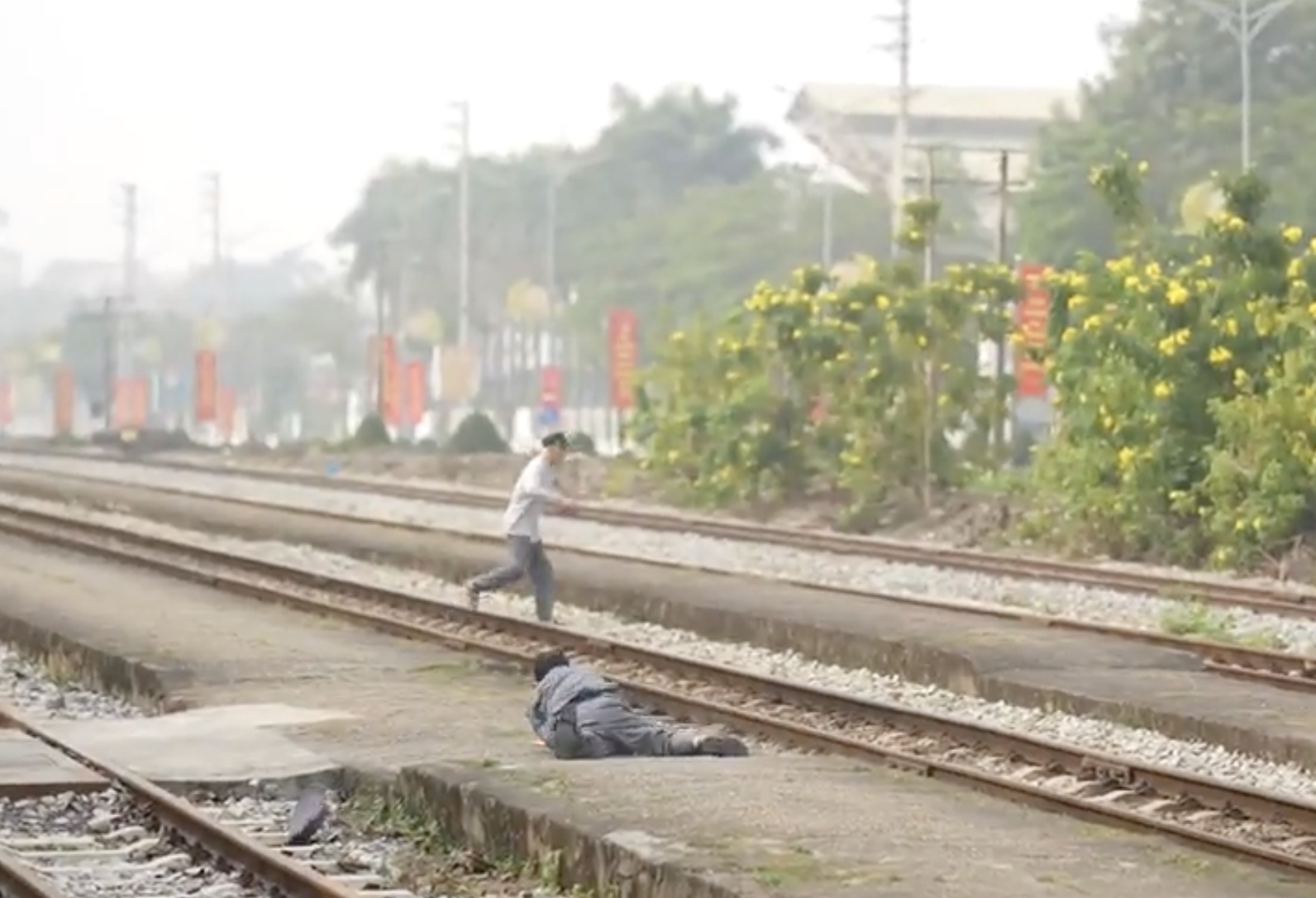 H&agrave;nh động nhanh như chớp của trưởng ga cứu người trước đo&agrave;n t&agrave;u đang tới- Ảnh 1.