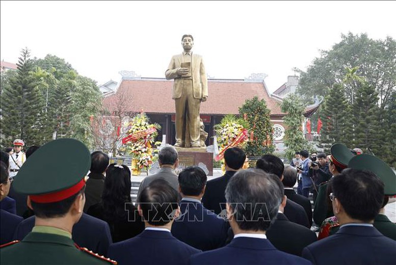 Tổng B&iacute; thư T&ocirc; L&acirc;m d&acirc;ng hương tưởng niệm c&aacute;c đồng ch&iacute; l&atilde;nh đạo tiền bối- Ảnh 1.