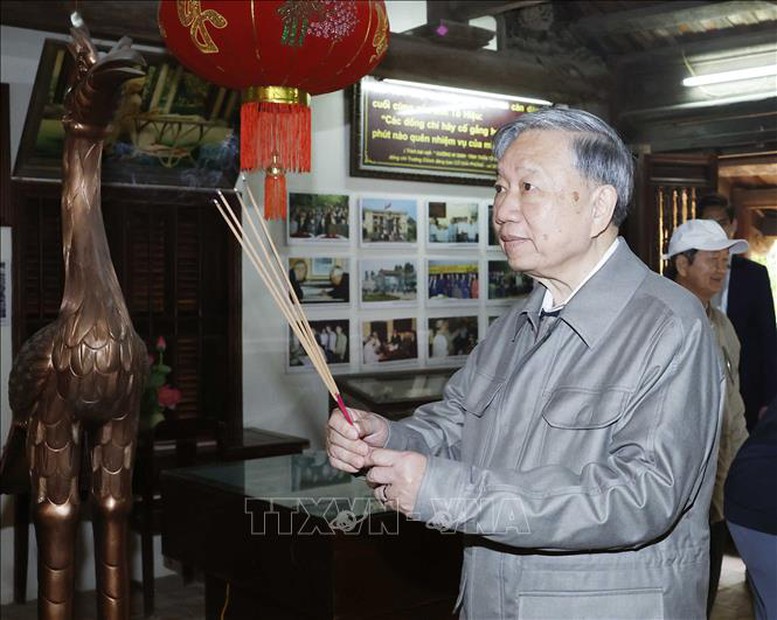 Tổng B&iacute; thư T&ocirc; L&acirc;m d&acirc;ng hương tưởng niệm c&aacute;c đồng ch&iacute; l&atilde;nh đạo tiền bối- Ảnh 6.