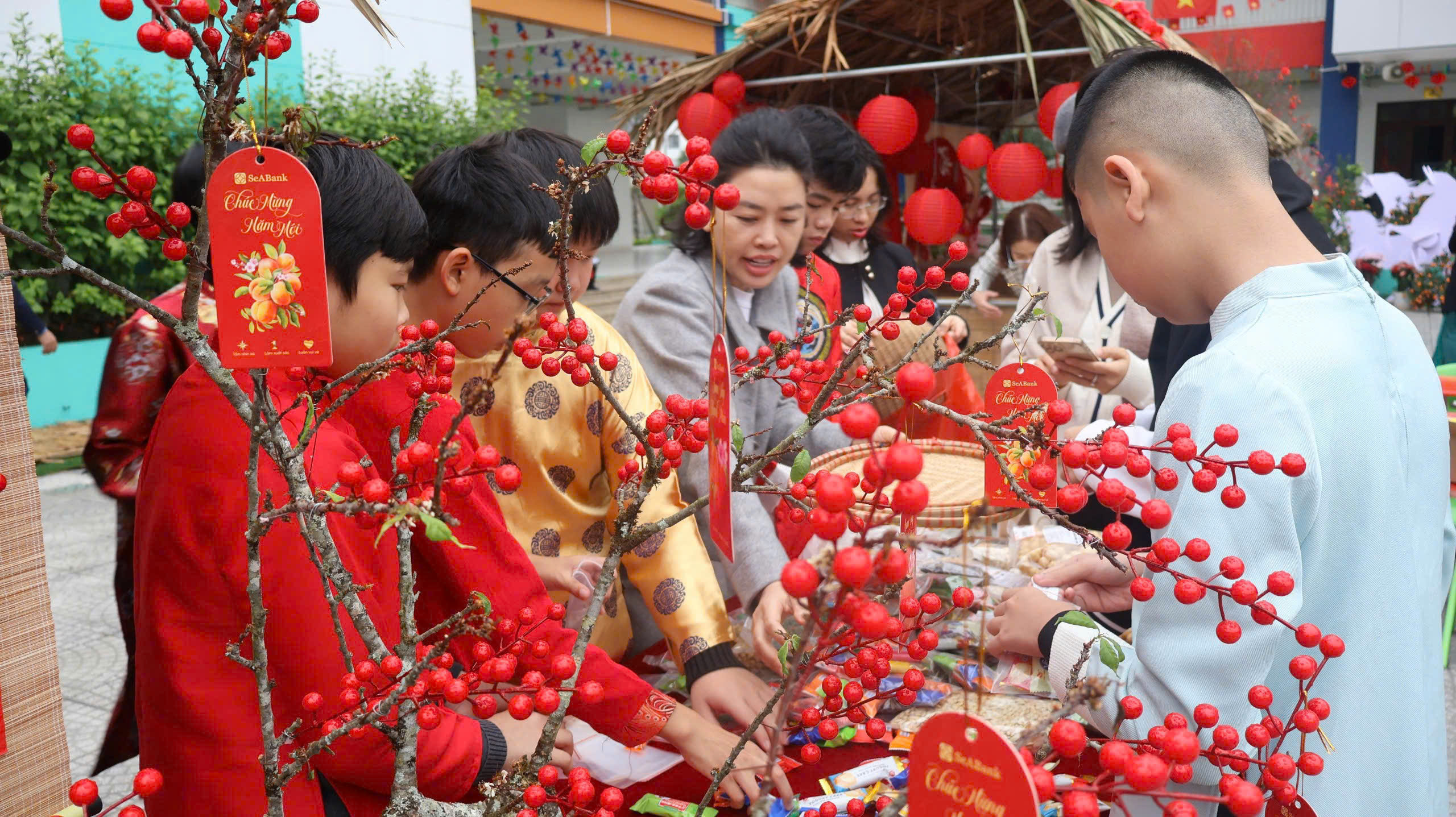 Hội chợ Xu&acirc;n gắn kết: Tết cổ truyền v&agrave; những trải nghiệm học đường- Ảnh 11.