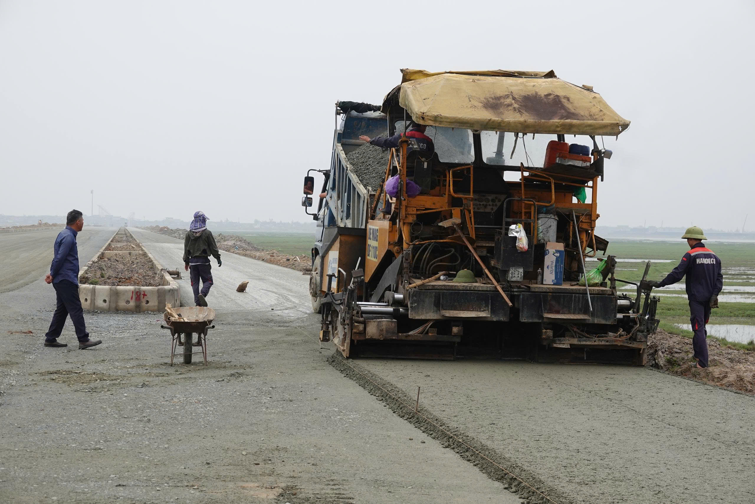 Khu kinh tế Vũng &Aacute;ng giữ nhịp thi c&ocirc;ng những ng&agrave;y gi&aacute;p Tết- Ảnh 3.