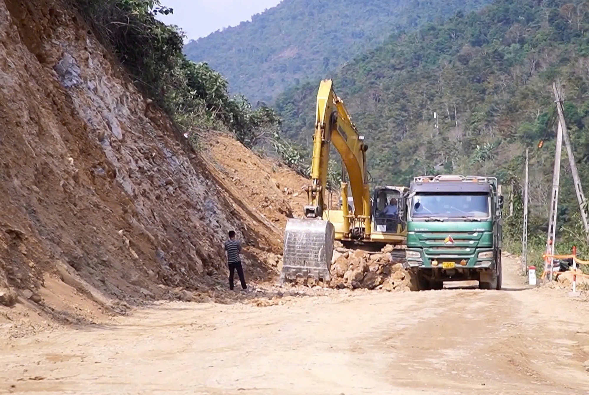 Nghệ An: Đẩy nhanh tiến độ c&aacute;c dự &aacute;n giao th&ocirc;ng theo chương tr&igrave;nh mục ti&ecirc;u quốc gia- Ảnh 2.