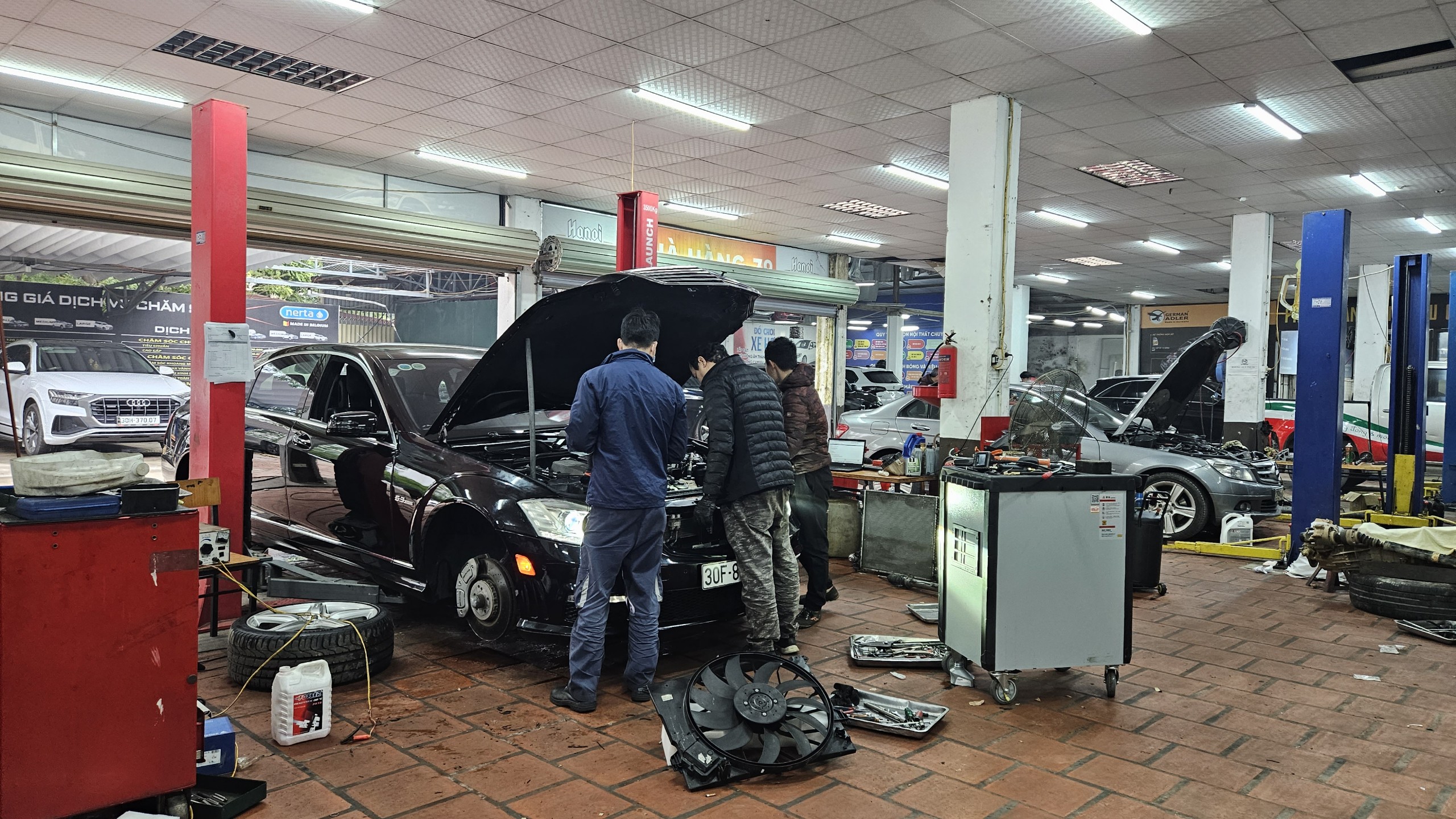 Garage ô tô bắt đầu ngừng nhận sơn sửa cận Tết- Ảnh 2.