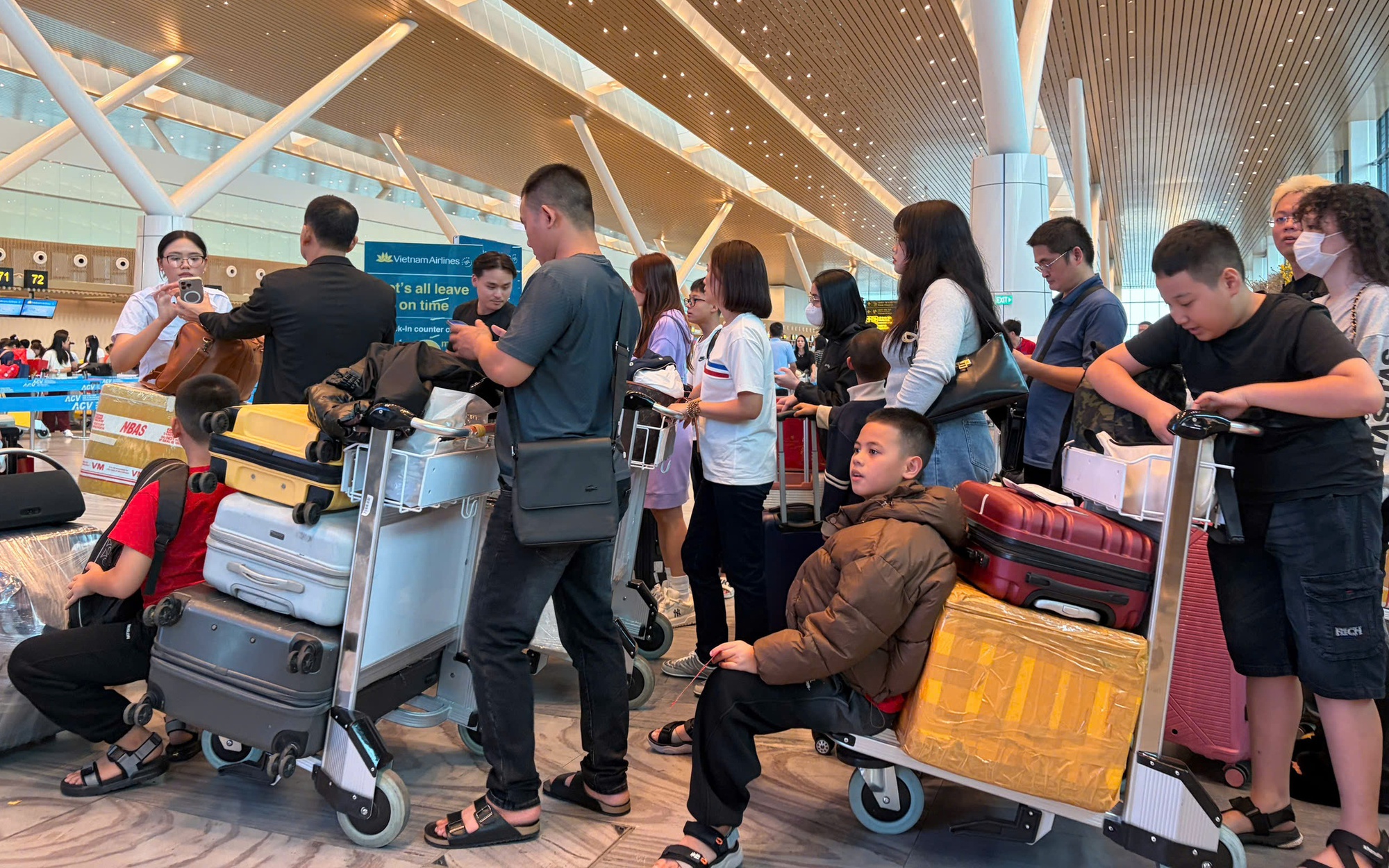 Cửa ng&otilde; TP.HCM v&agrave; s&acirc;n bay T&acirc;n Sơn Nhất ken đặc người, xe cận Tết