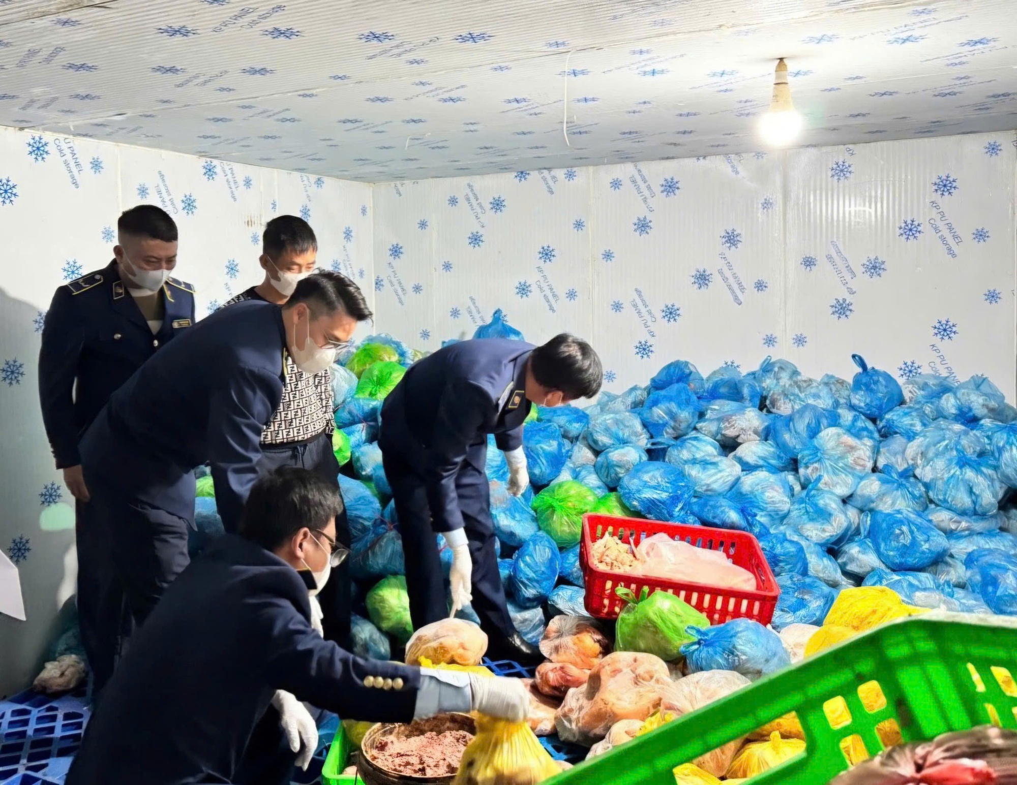 Thái Nguyên: Mạnh tay xử lý hàng lậu, tiêu hủy nhiều lô hàng kém chất lượng dịp Tết- Ảnh 1.