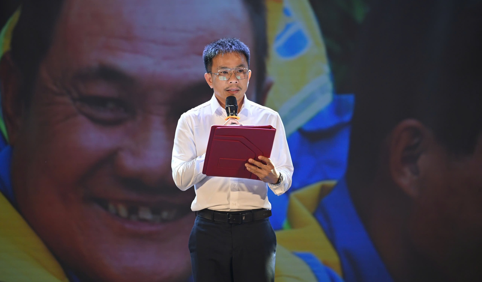 Trao Tết ấm cho 600 c&ocirc;ng nh&acirc;n m&ocirc;i trường tại Đ&agrave; Nẵng- Ảnh 2.