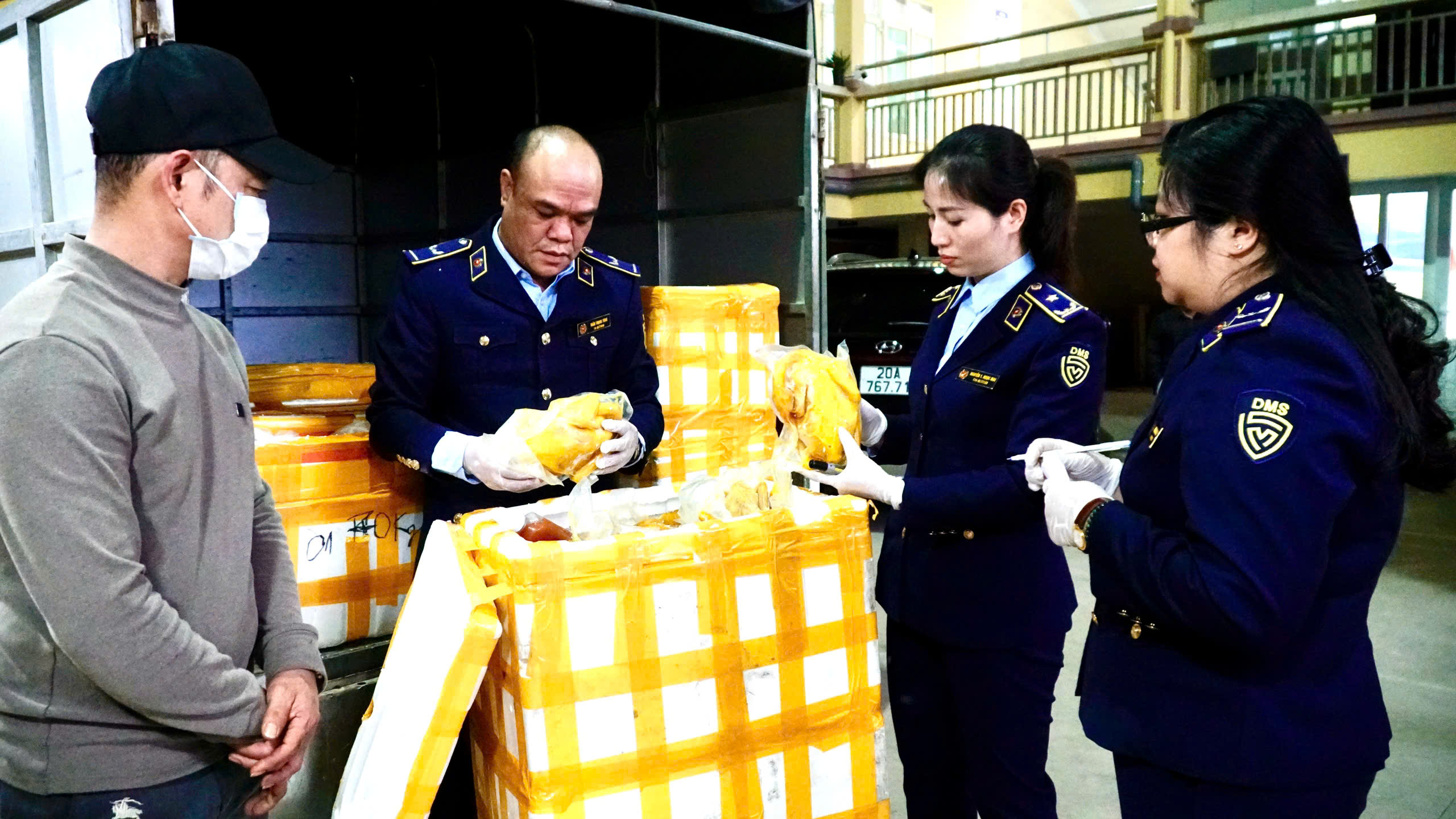 Thái Nguyên: Mạnh tay xử lý hàng lậu, tiêu hủy nhiều lô hàng kém chất lượng dịp Tết- Ảnh 4.