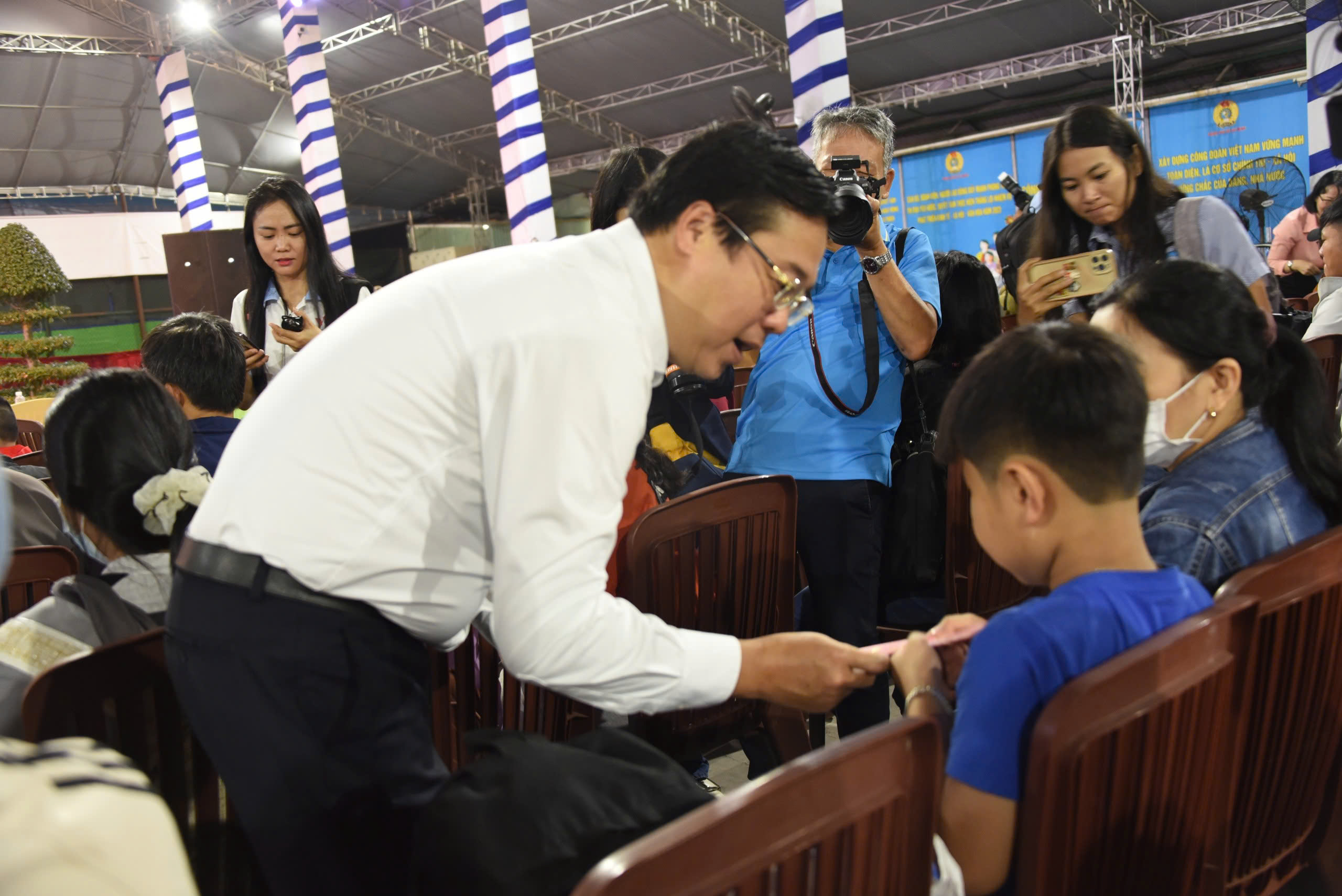 H&agrave;ng ngh&igrave;n c&ocirc;ng nh&acirc;n ở TP.HCM về qu&ecirc; đ&oacute;n Tết tr&ecirc;n những chuyến xe nghĩa t&igrave;nh- Ảnh 2.